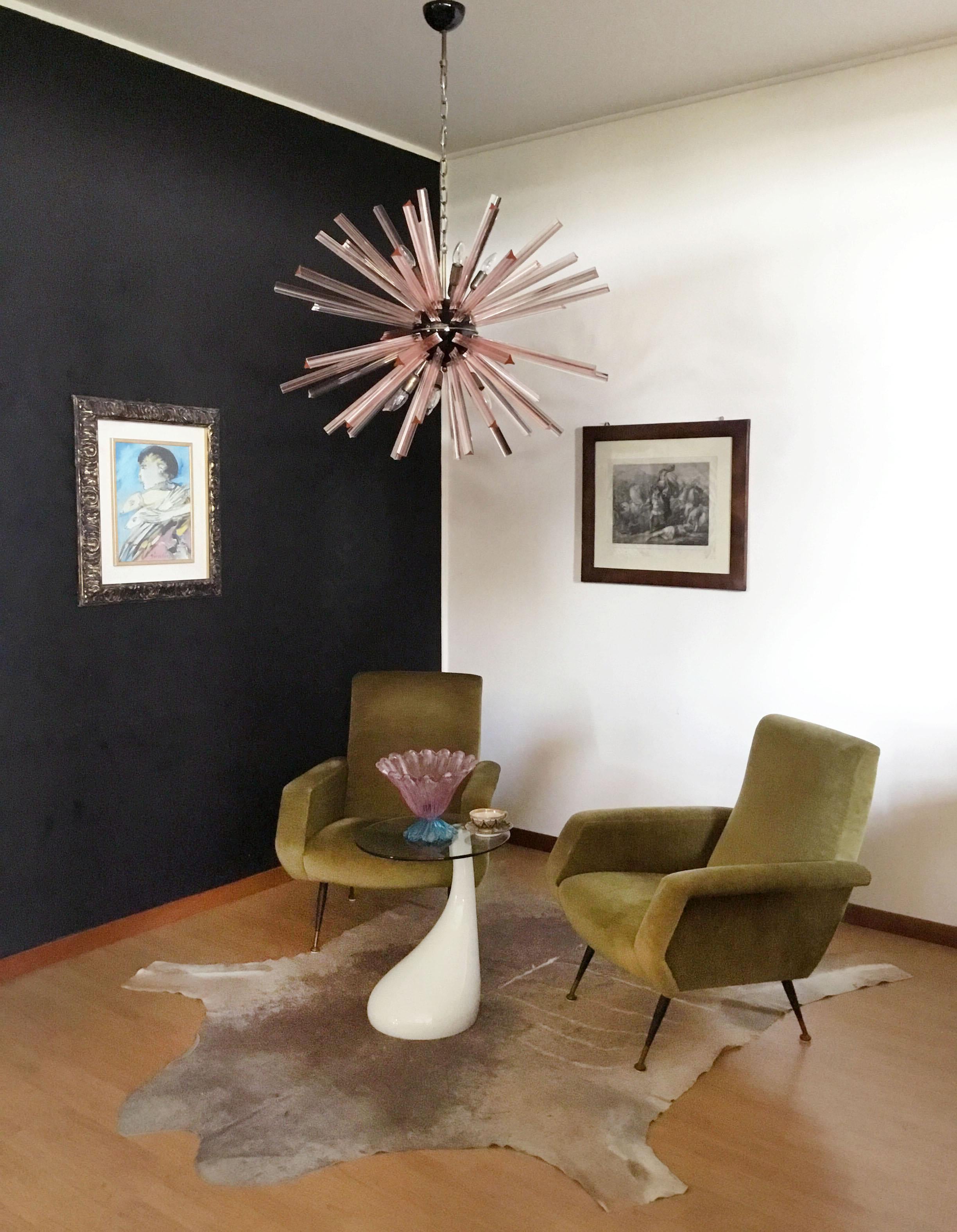 Sputnik chandelier surrounding 50 pink glass 'triedri' prisms radiating from a center black metal nucleus. Brass lamp holder.
Period: late xx century
Dimensions: 51,20 inches (130 cm) height with chain; 27,55 inches (70 cm) height without chain;