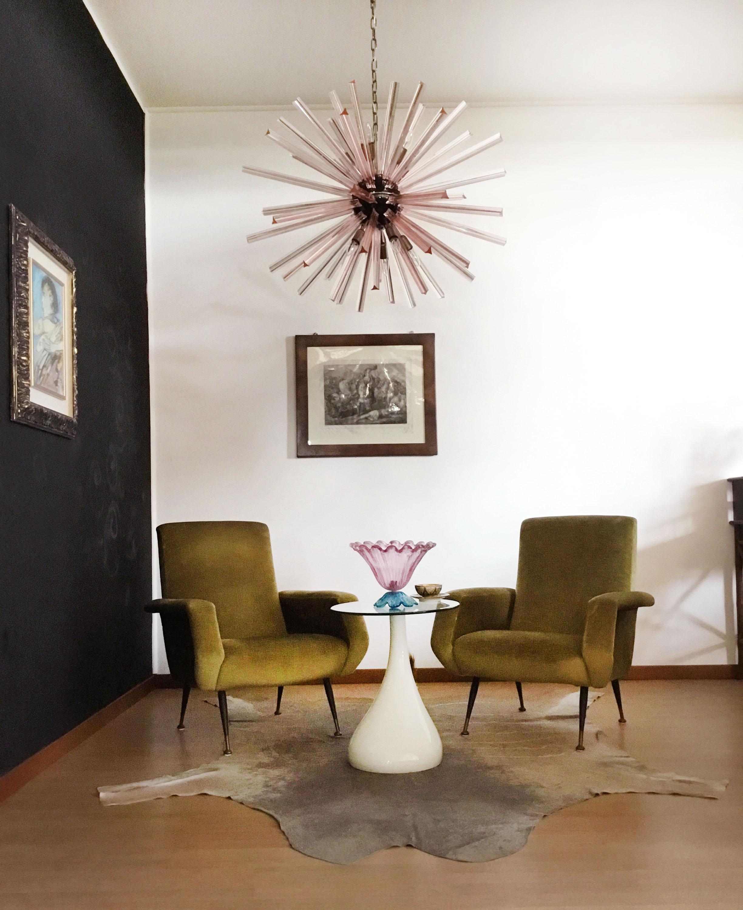 Sputnik chandelier surrounding 50 pink glass 'triedri' prisms radiating from a center black metal nucleus. Brass lamp holder.
Period: late xx century
Dimensions: 51,20 inches (130 cm) height with chain; 27,55 inches (70 cm) height without chain;