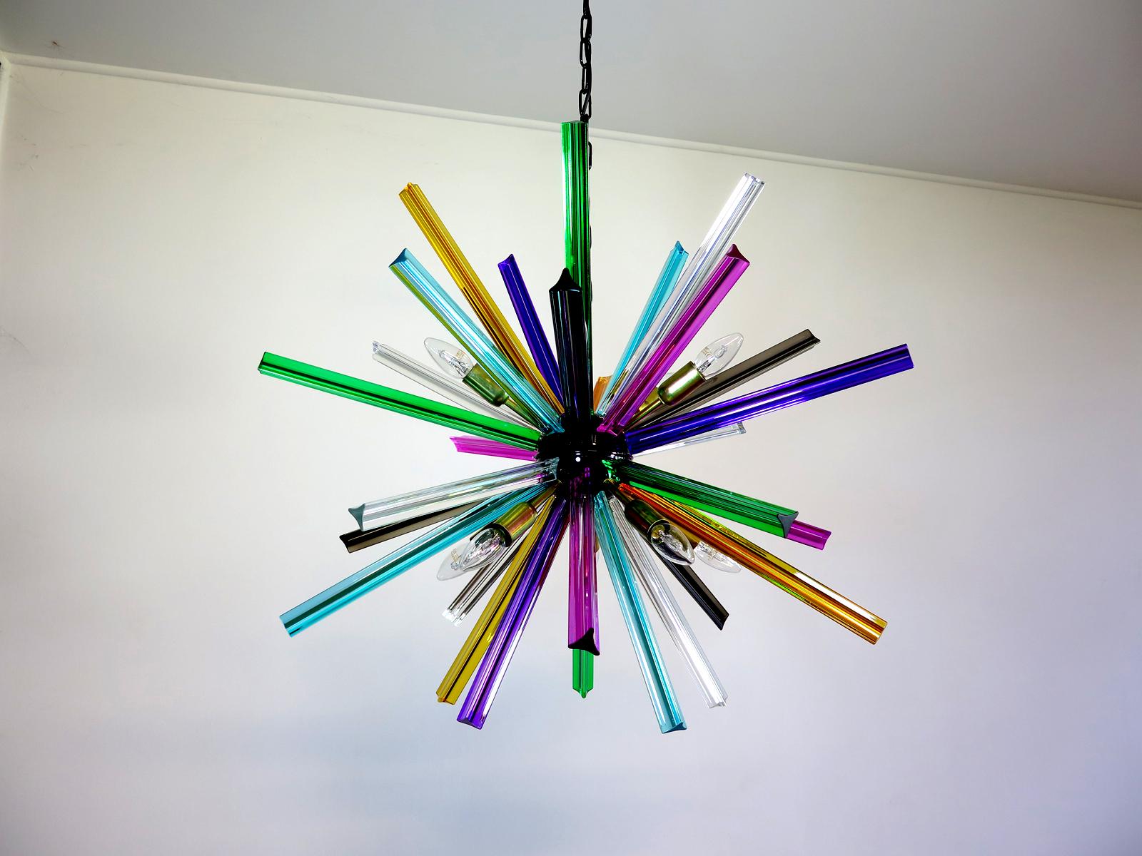 Lampadario Sputnik che circonda 30 prismi triedri in vetro multicolore che si irradiano da un nucleo centrale in metallo nero. Portalampada in ottone.
Periodo: fine del xx secolo
Dimensioni: 47,25 pollici (120 cm) di altezza con catena; 29,50