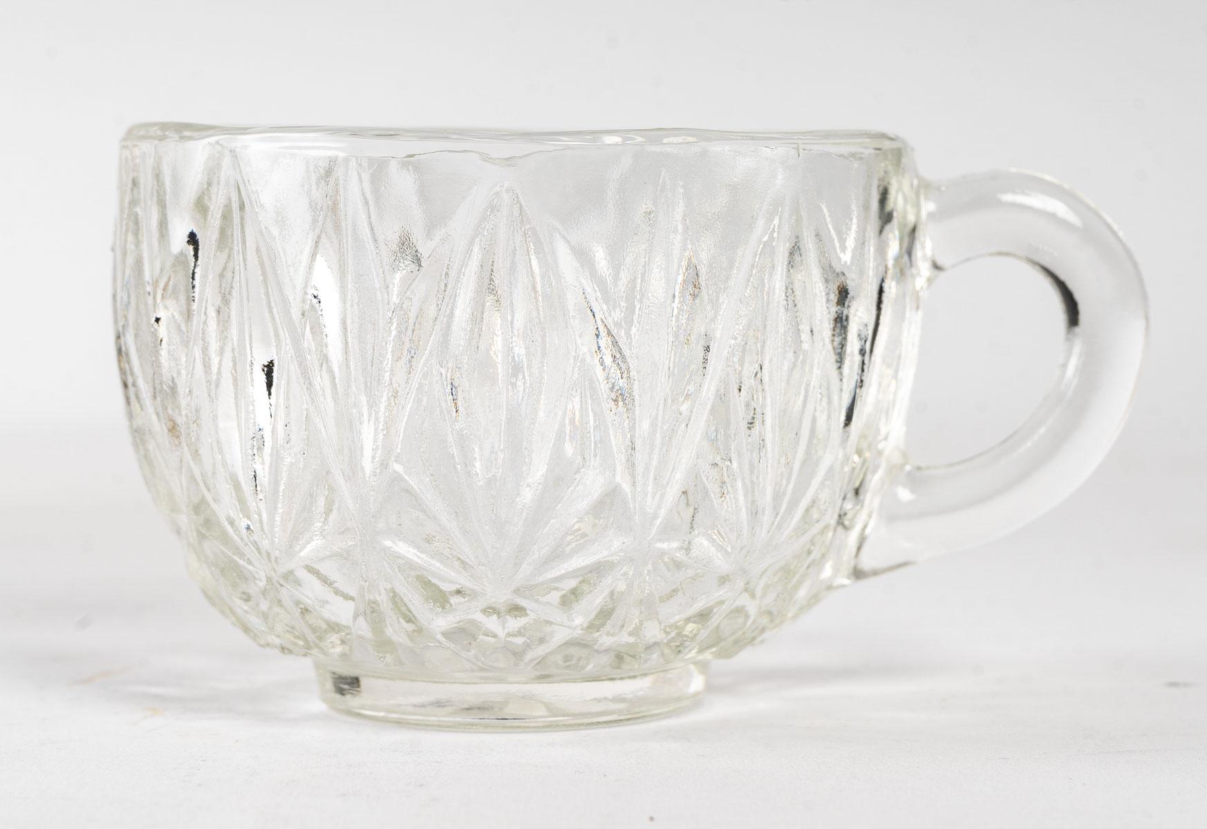 Kristallpunschtasse, 1950er Jahre, 8 Tassen
Maße: H: 17 cm, B: 28 cm, T: 28 cm.