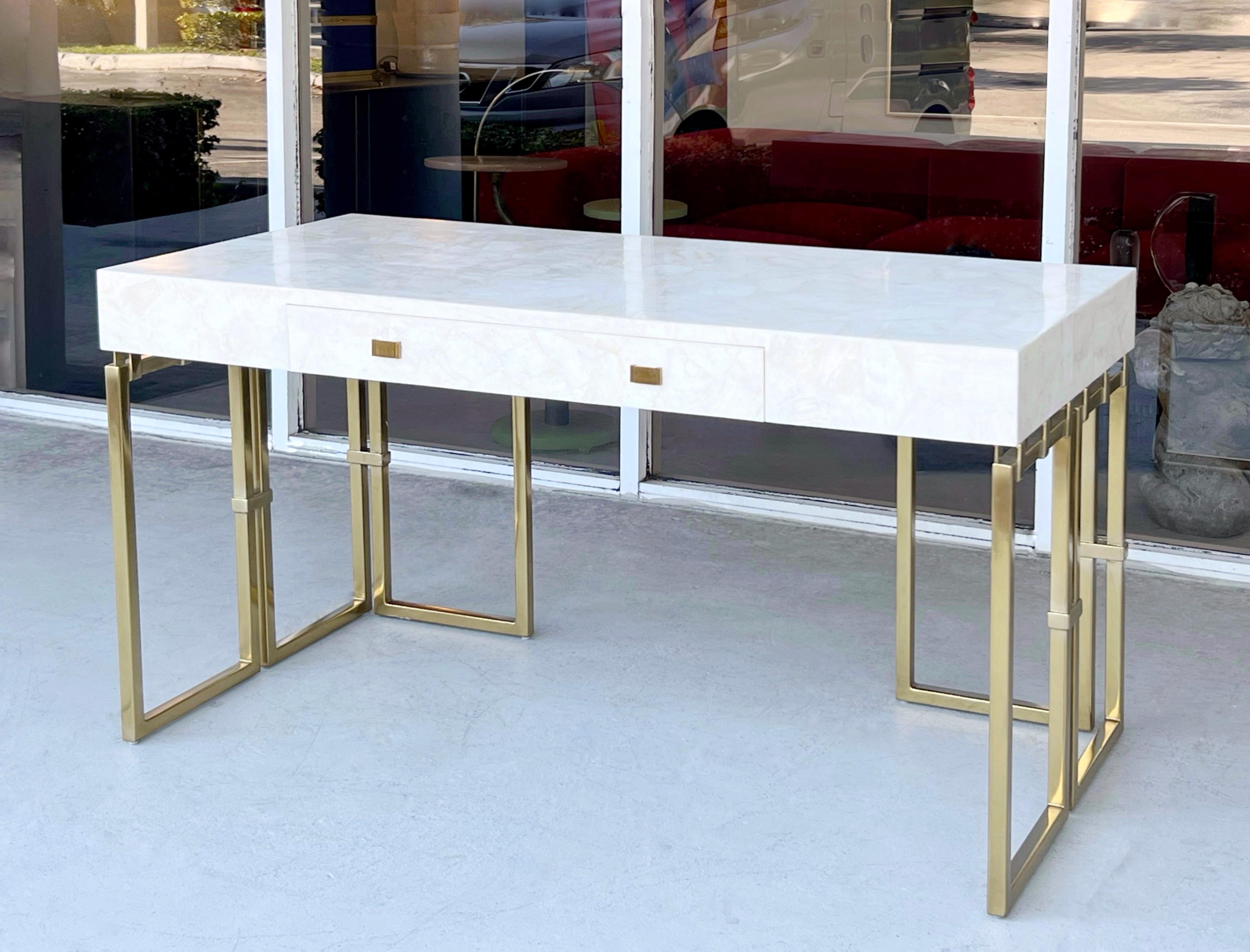 Americano Crystal Quartz and Brass Desk Writing Table by Pride Sasser in vendita