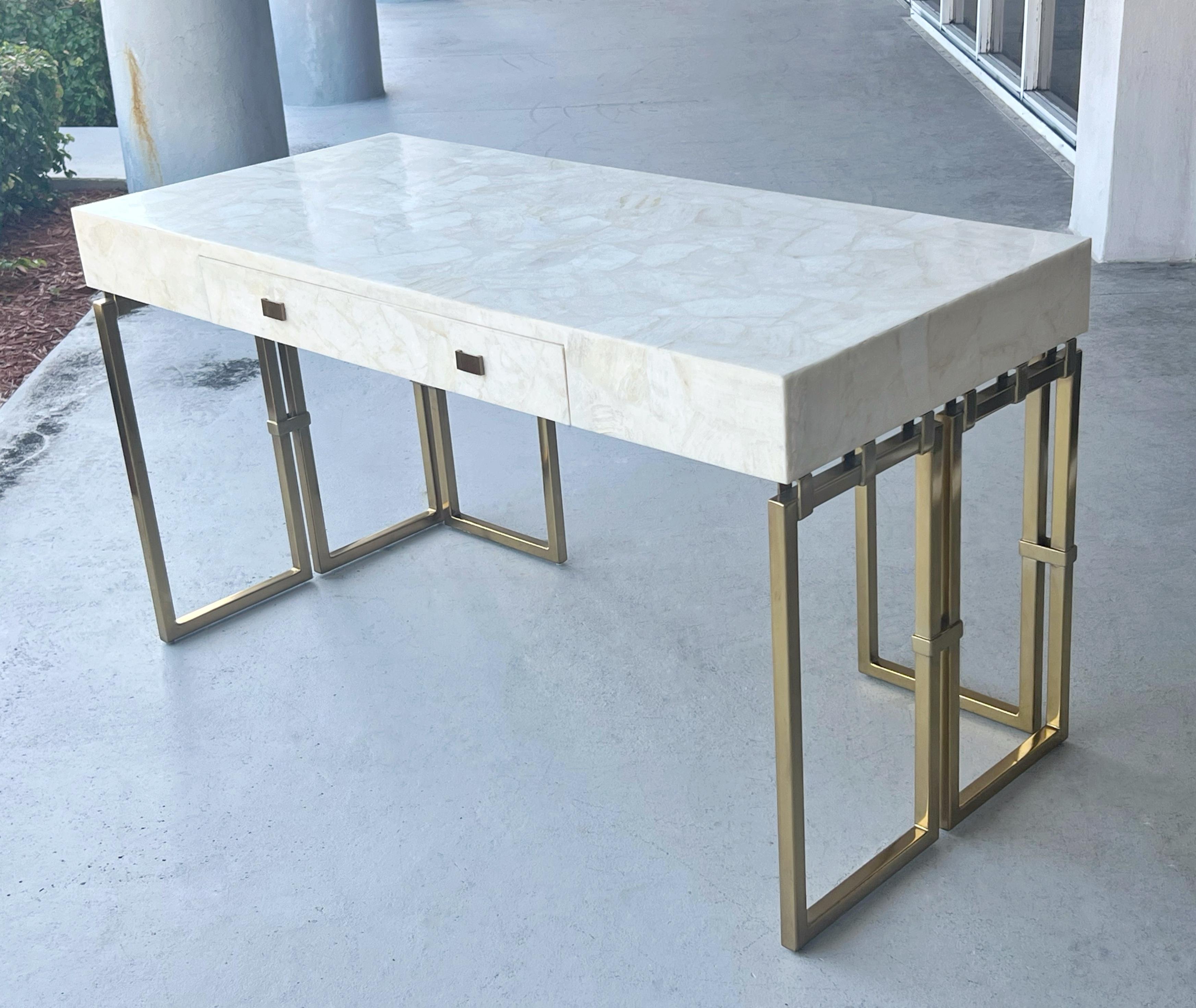Crystal Quartz and Brass Desk Writing Table by Pride Sasser In condizioni buone in vendita a Miami, FL