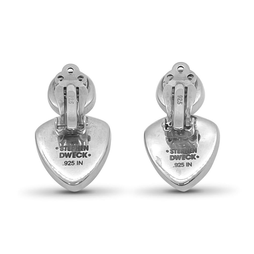 Kristallquarz und geschnitzter Stein-Ohrring mit Clipverschluss (Kunsthandwerker*in) im Angebot