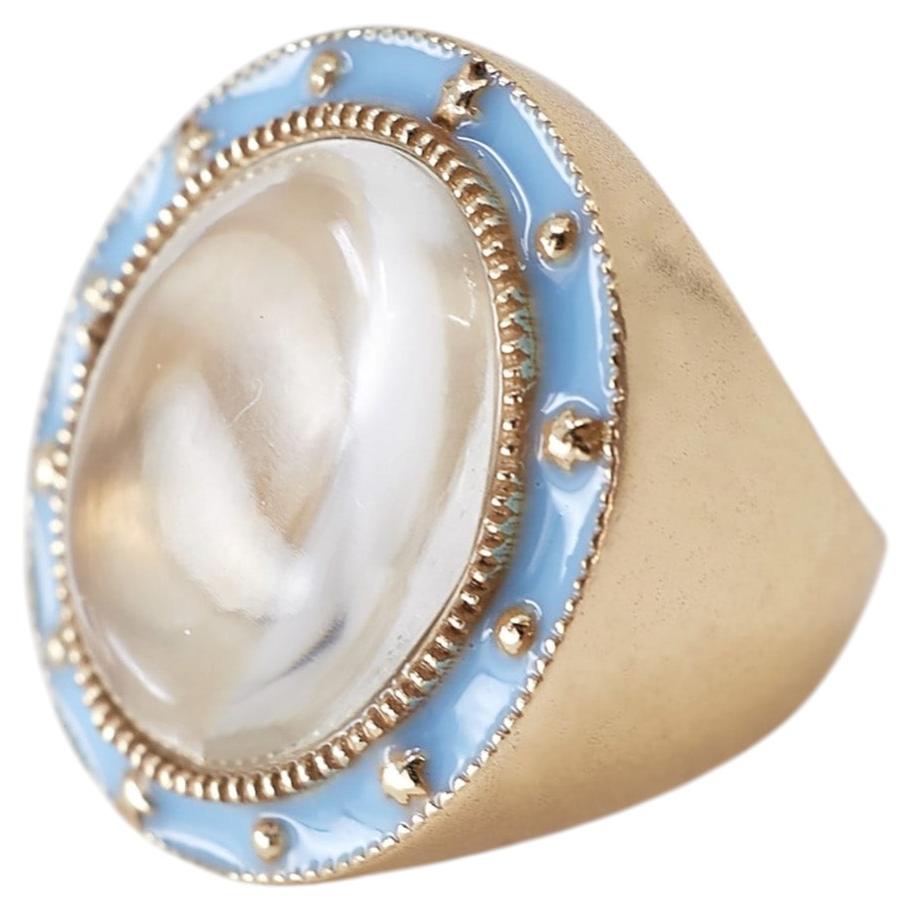 Cocktailring aus Kristallquarz mit gewölbtem Cabochon, hellblauem Emaille und Gold