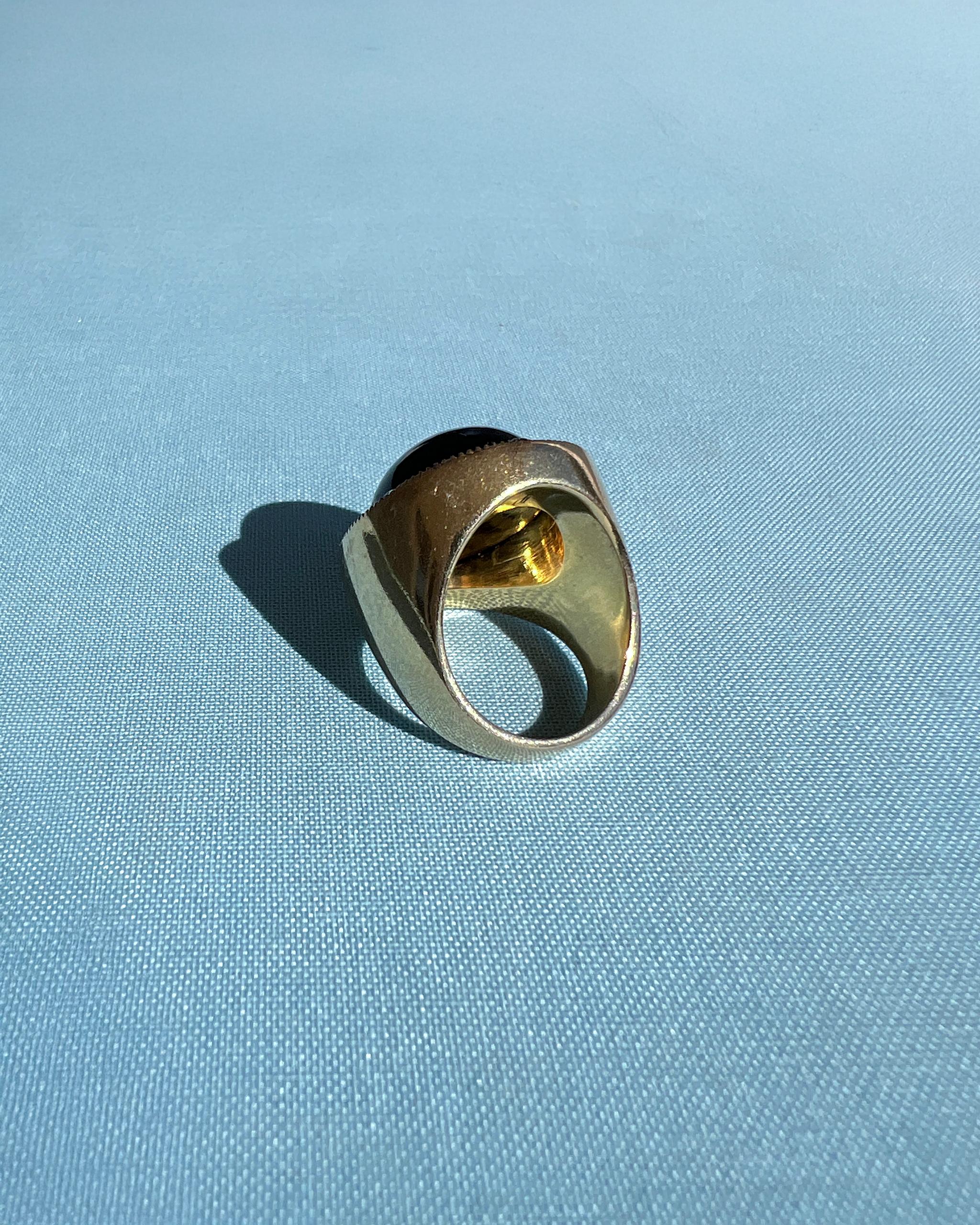Kristallquarz-Ring aus weißem Email und 14-karätiger Goldplatte - viktorianisch inspirierter Cocktail-Ring von J DAUPHIN

Der Kristallquarz-Cocktailring von J DAUPHIN vereint moderne Handwerkskunst mit der spirituellen Tiefe des viktorianischen