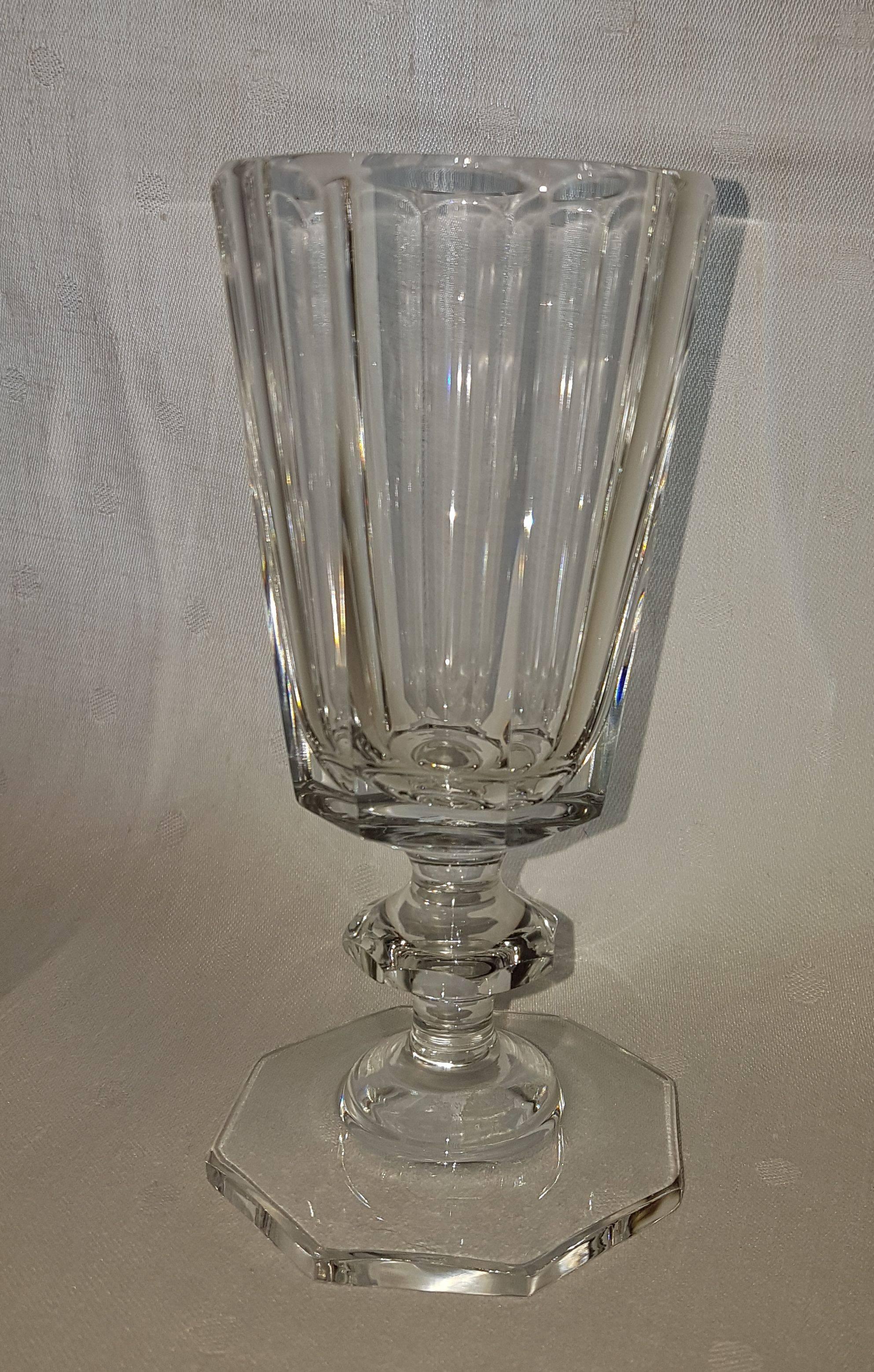 Mouth blown hand-cut crystal glass goblets made in Germany: solid, noble, elegant.
The “Biedermeier” inspired style, with bevelled body, base and stem pearl,
gives them a timeless beauty.
Rounded off edges for more comfortable drinking.
A