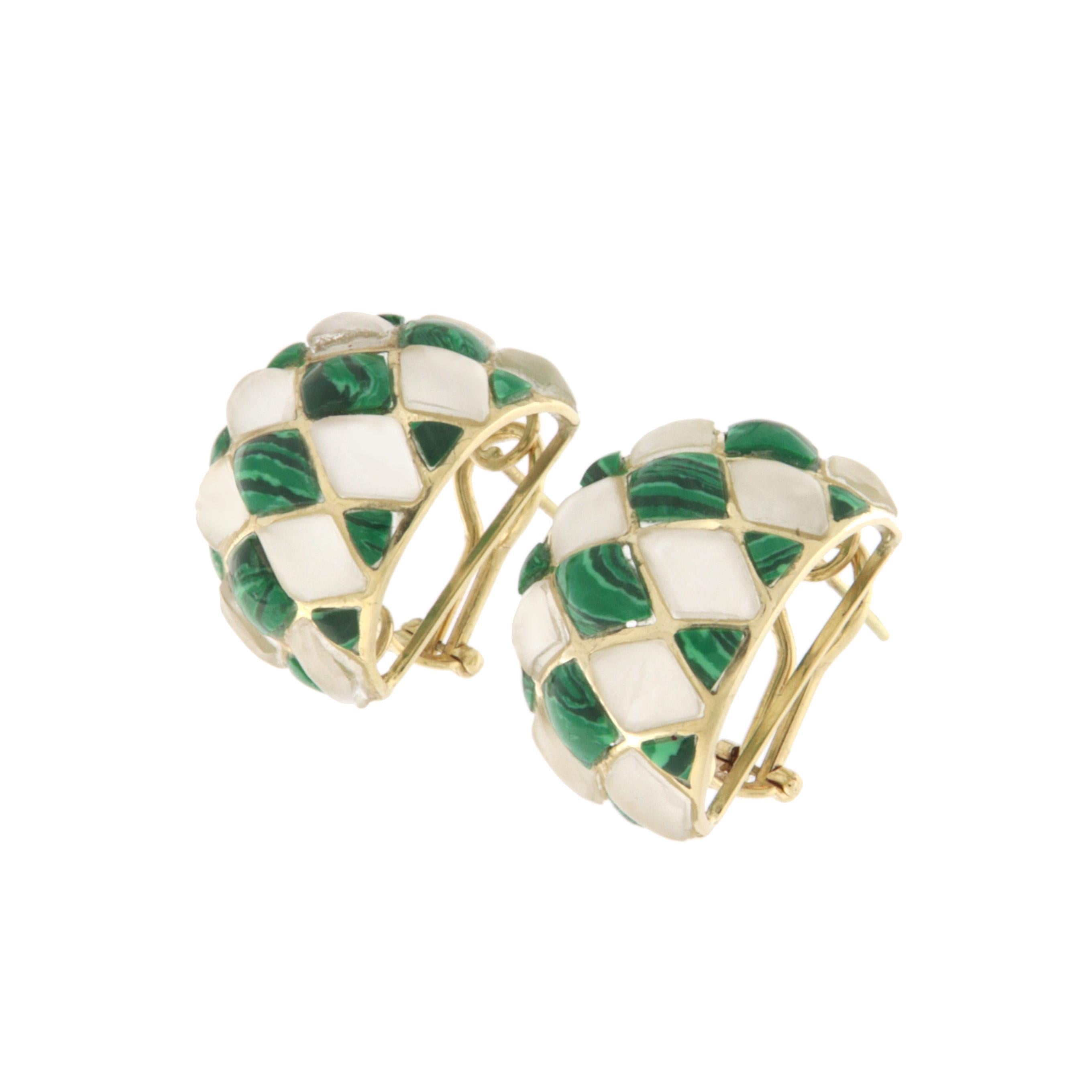 Raffinées et distinctives, ces boucles d'oreilles en or jaune 14 carats incarnent l'équilibre parfait entre l'élégance intemporelle et le style contemporain. Leur forme arrondie et harmonieuse met en valeur le jeu des couleurs et des reflets des