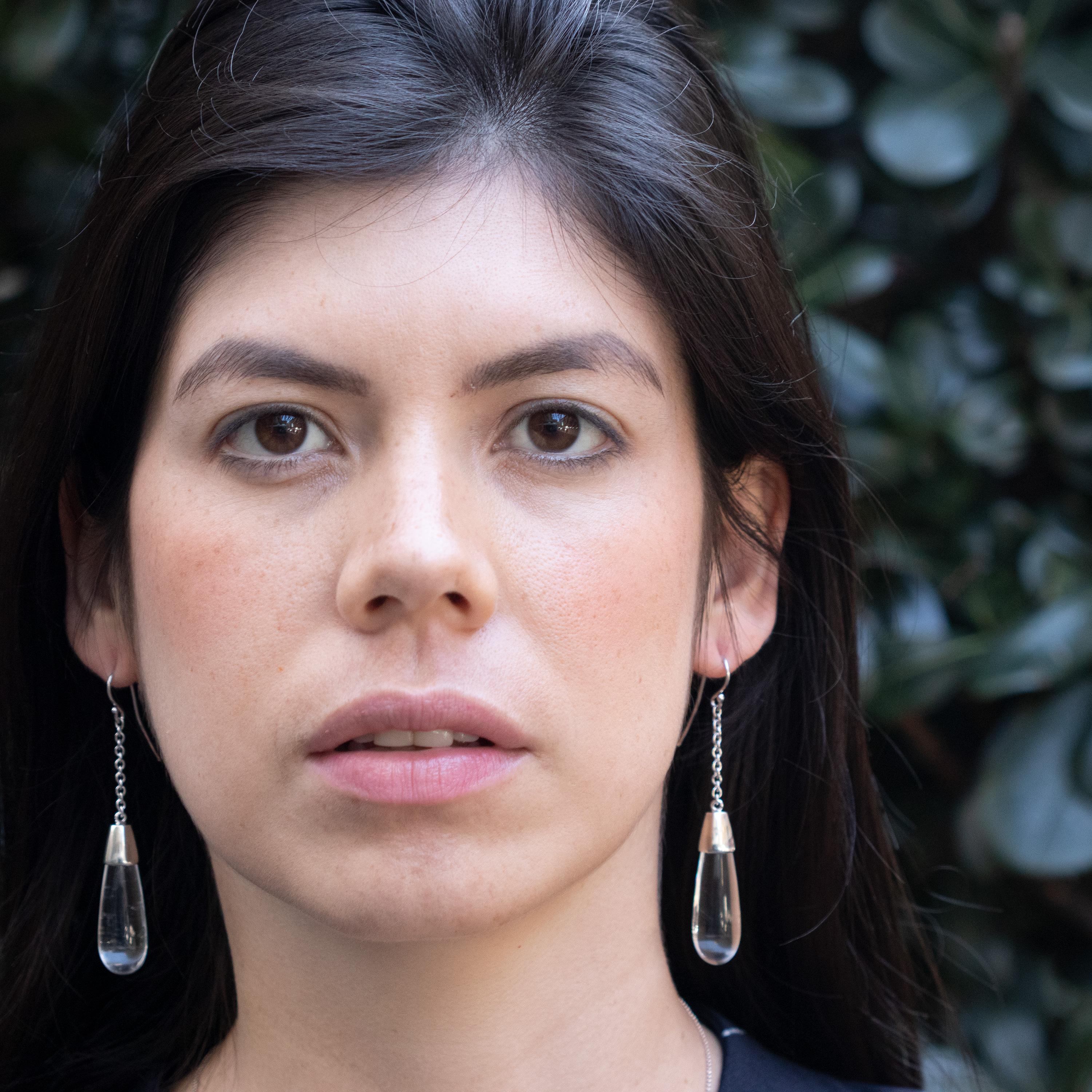 Moderni orecchini a goccia in cristallo di rocca che combinano la forma di una lacrima con un bellissimo  effetto traslucido e aspetto vetroso. Un pezzo audace e libero sostenuto da dettagli in argento sterling 925 che creano un delicato cono che