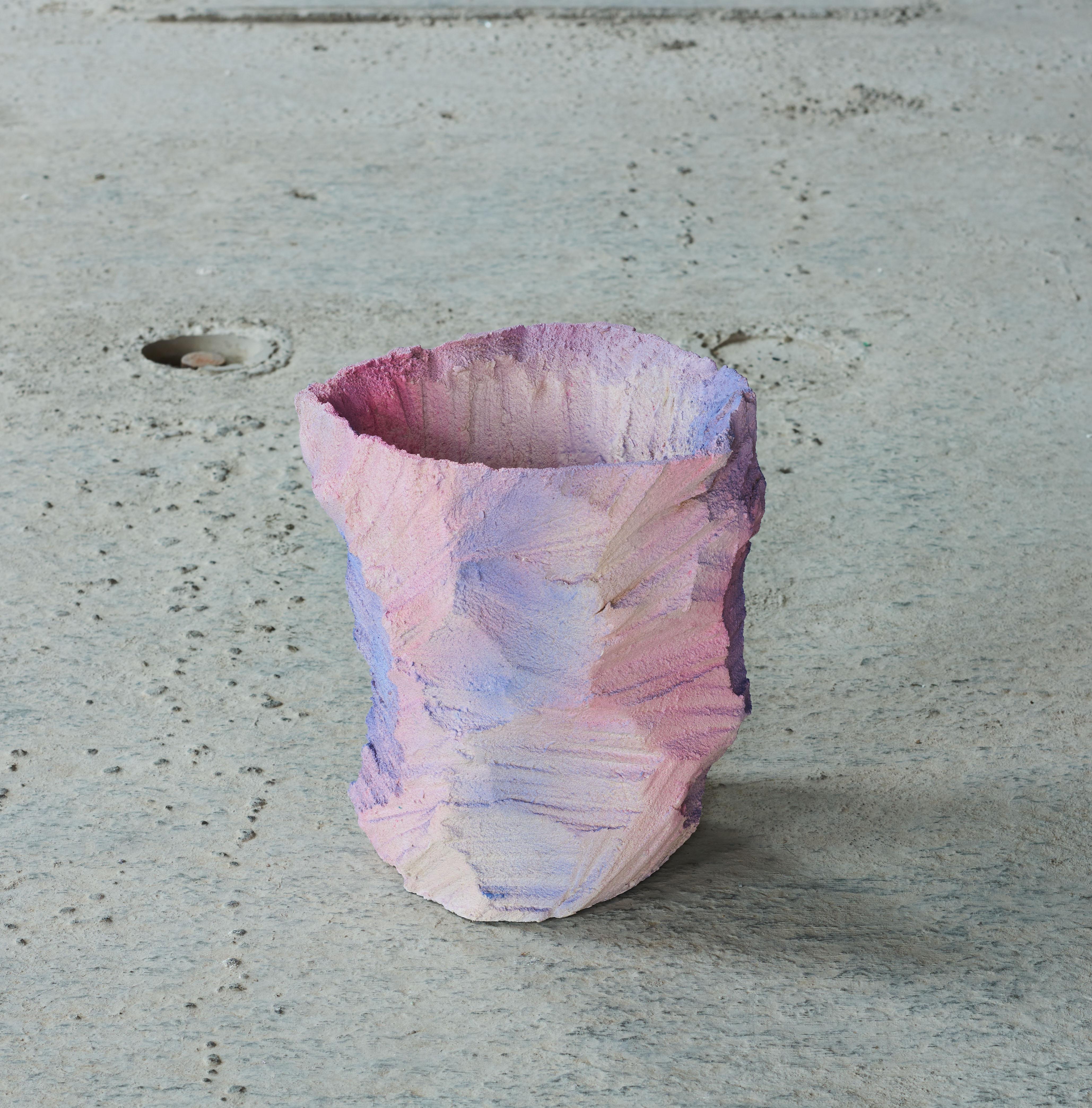 Vaso Crystal Rock di Andredottir & Bobek
Dimensioni: D. 40 x H. 30 cm
Materiali: Schiuma/materasso riutilizzati e catalizzatore Jesmonite in colore viola/rosa sfumato
 
Artificial Nature è una collaborazione tra il duo di artisti e designer