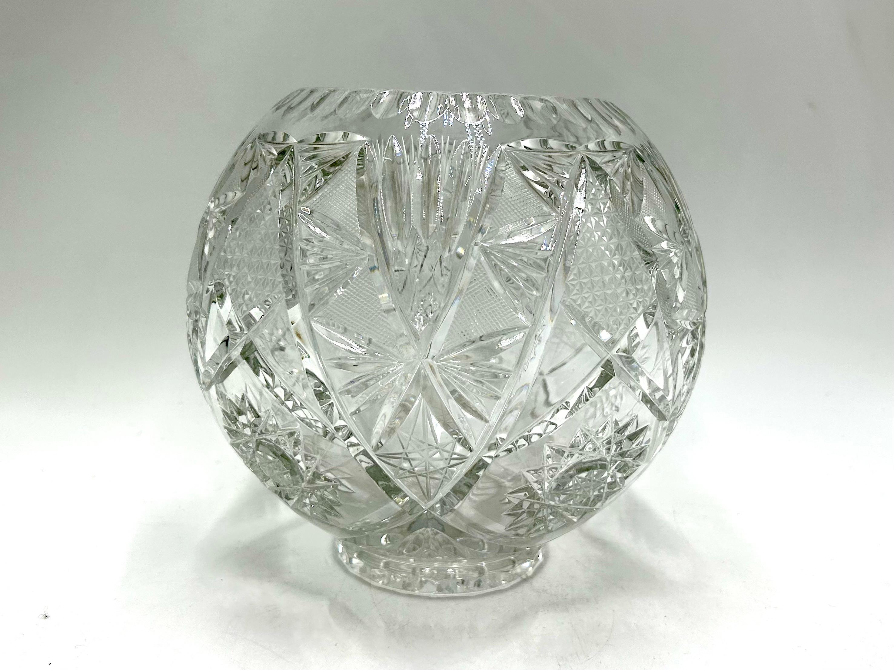 Vase - crystal ball

Made in Poland in the mid-twentieth century

Very good condition, no damage

height: 20cm

diameter: 17cm.