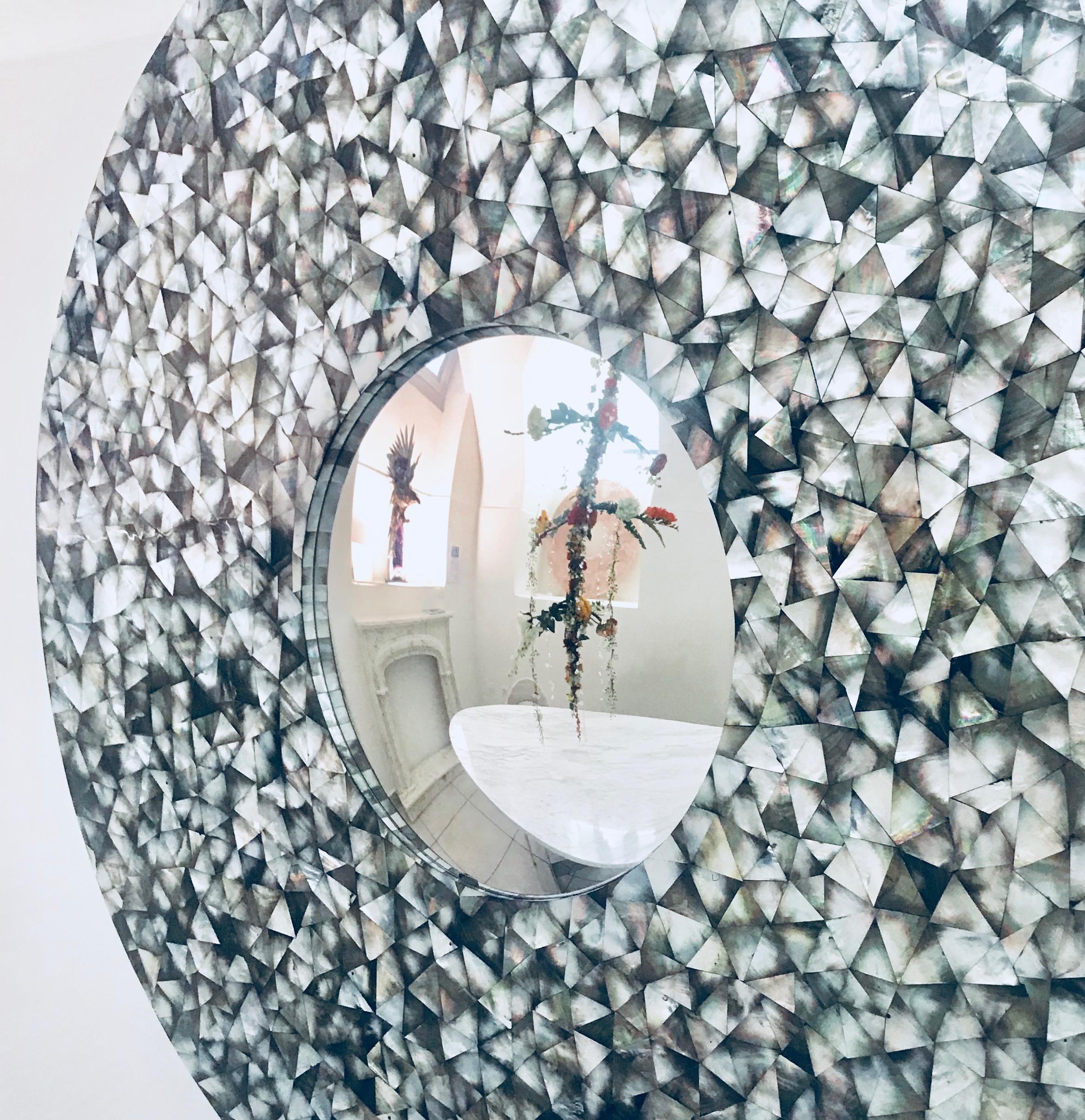 'Crystal Sea' Large Convex Round Mirror with Black Mother of Pearl Frame (Intarsie) im Angebot