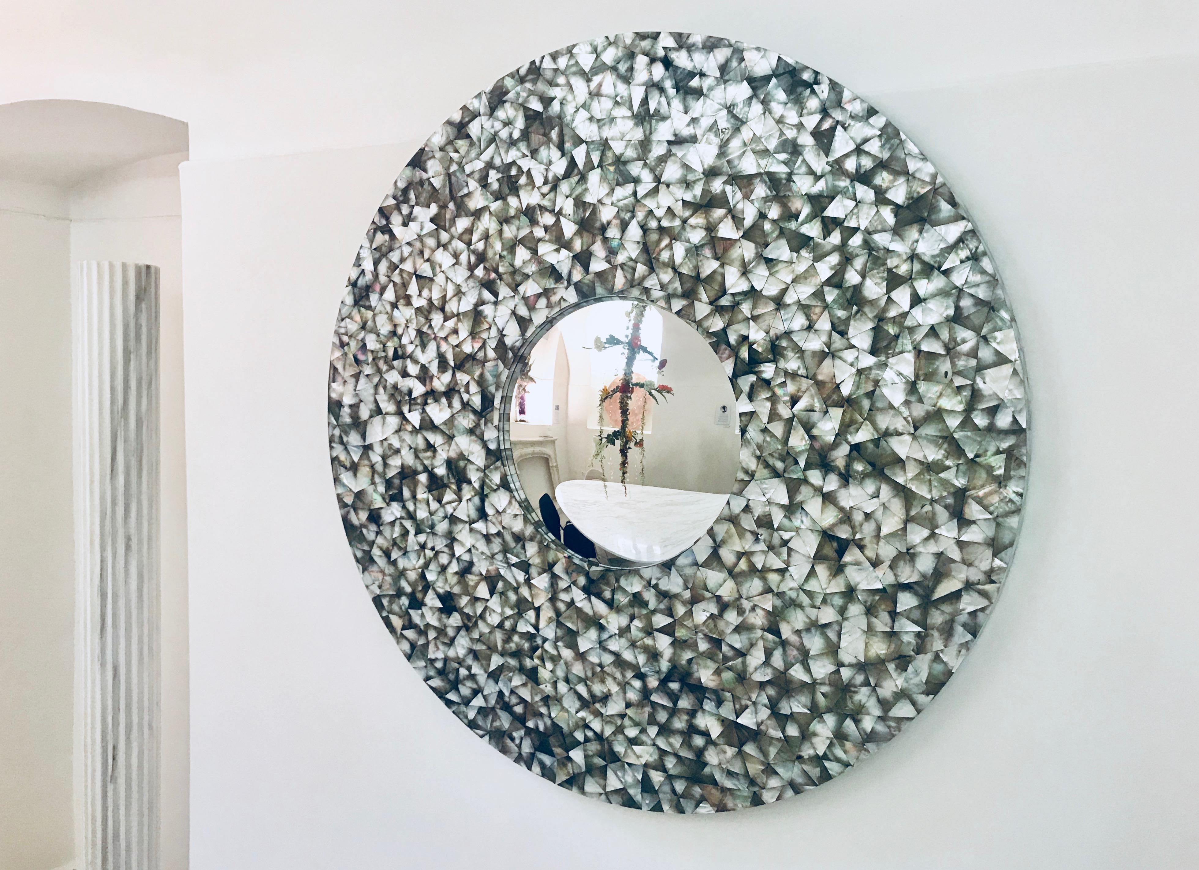 'Crystal Sea' Large Convex Round Mirror with Black Mother of Pearl Frame im Zustand „Neu“ im Angebot in Madrid, ES