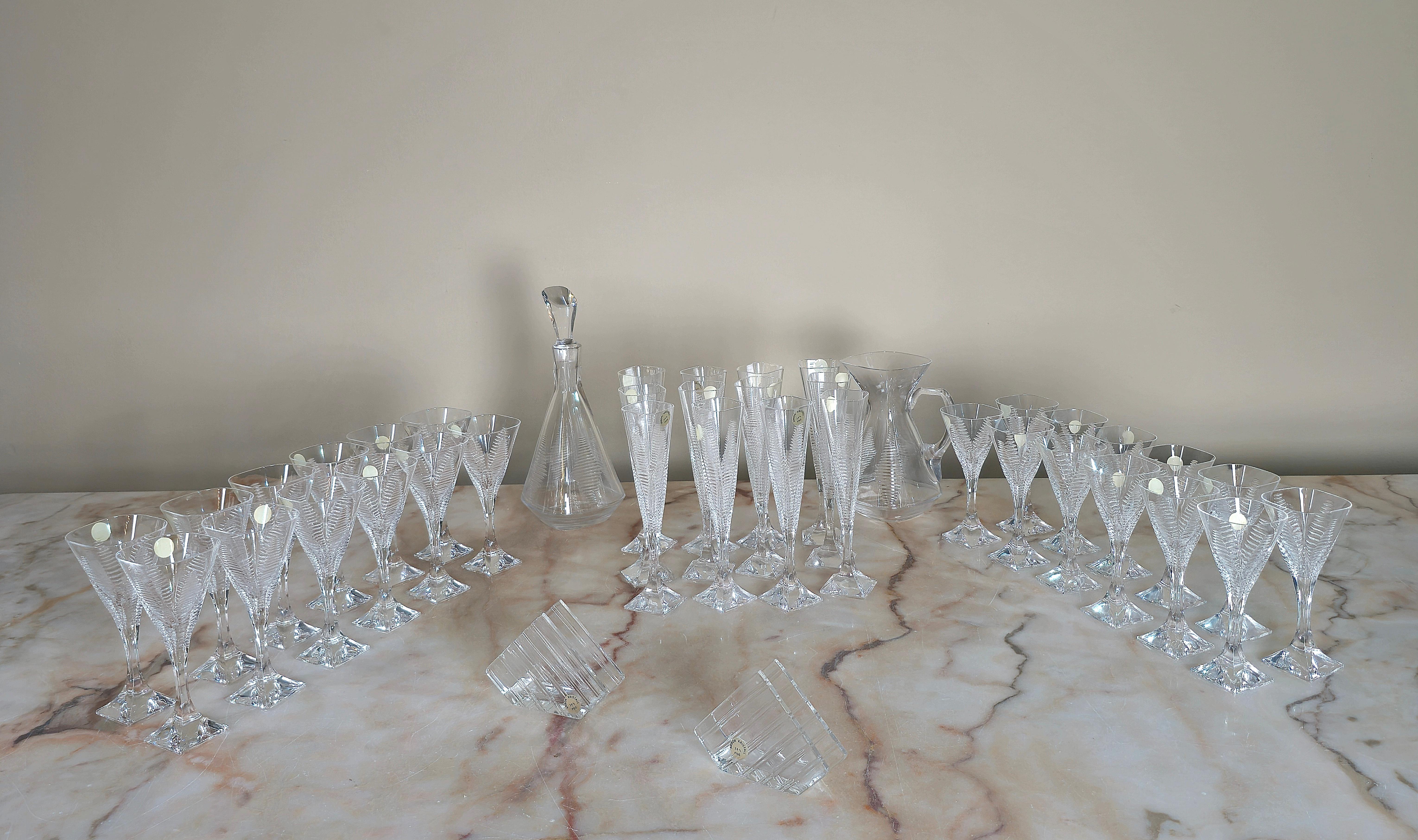 Complete set of 40 pieces made of 24% PBO hand-ground crystal. Composed as follows: 12 water, 12 wine, 12 flutes, 1 jug, a bottle with cap and 2 napkin rings. Made in Switzerland in the 90s, Arbon krystall.




Note: We try to offer our customers an
