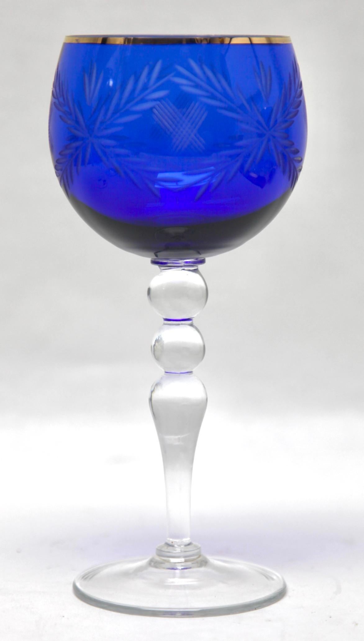 Art déco Set de 4 verres à pied en cristal Cobalt Overlay Cut to Clear avec plateau en vente