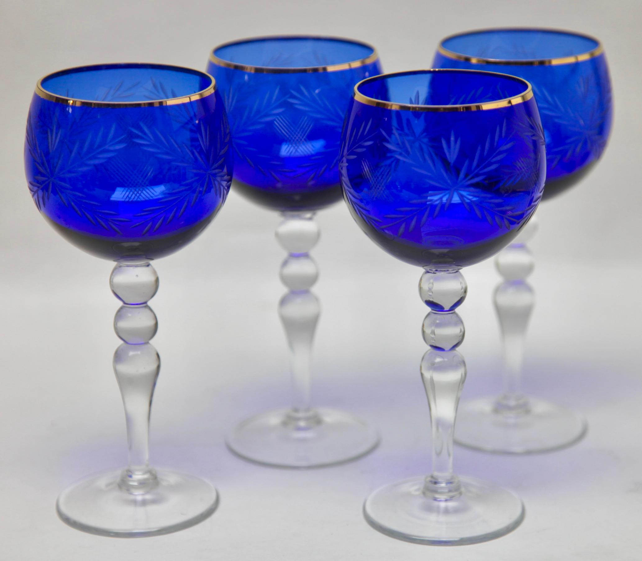 Set de 4 verres à pied en cristal Cobalt Overlay Cut to Clear avec plateau Bon état - En vente à Verviers, BE