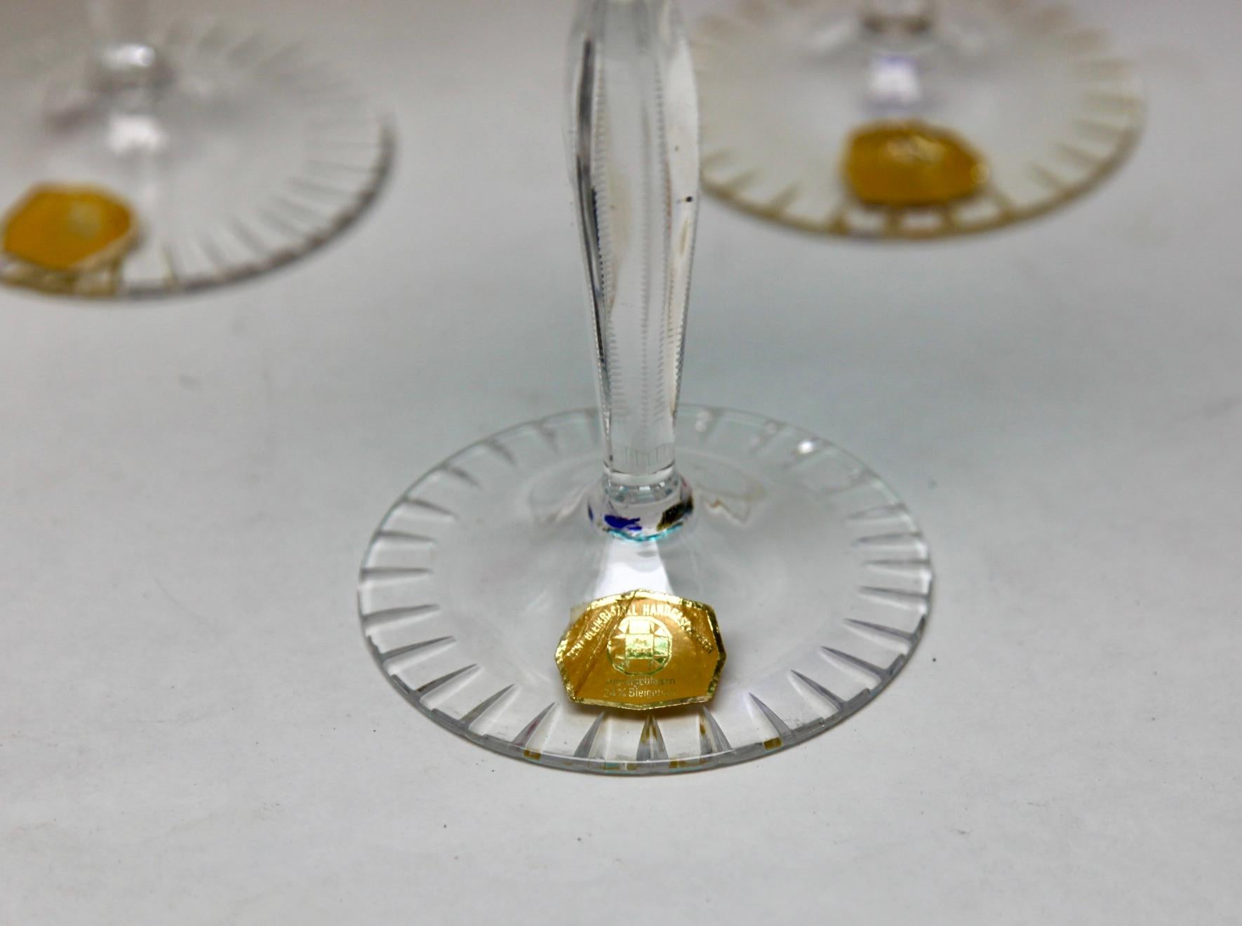 Ensemble de 5 verres à pied en cristal avec superposition de couleurs, taillés en clair et plateau en fer forgé en vente 6