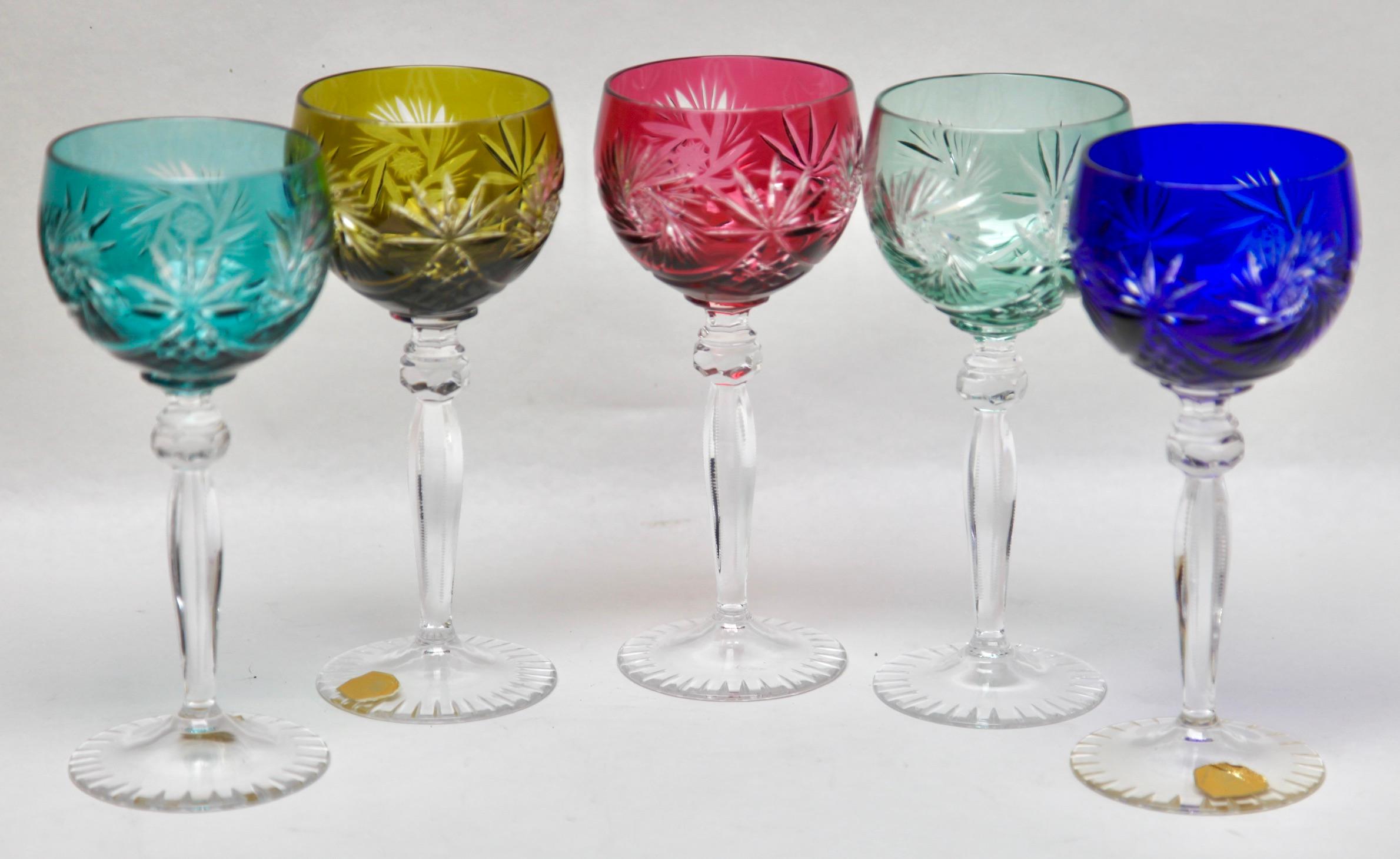 Ensemble de 5 verres à pied en cristal avec superposition de couleurs, taillés en clair et plateau en fer forgé en vente 9