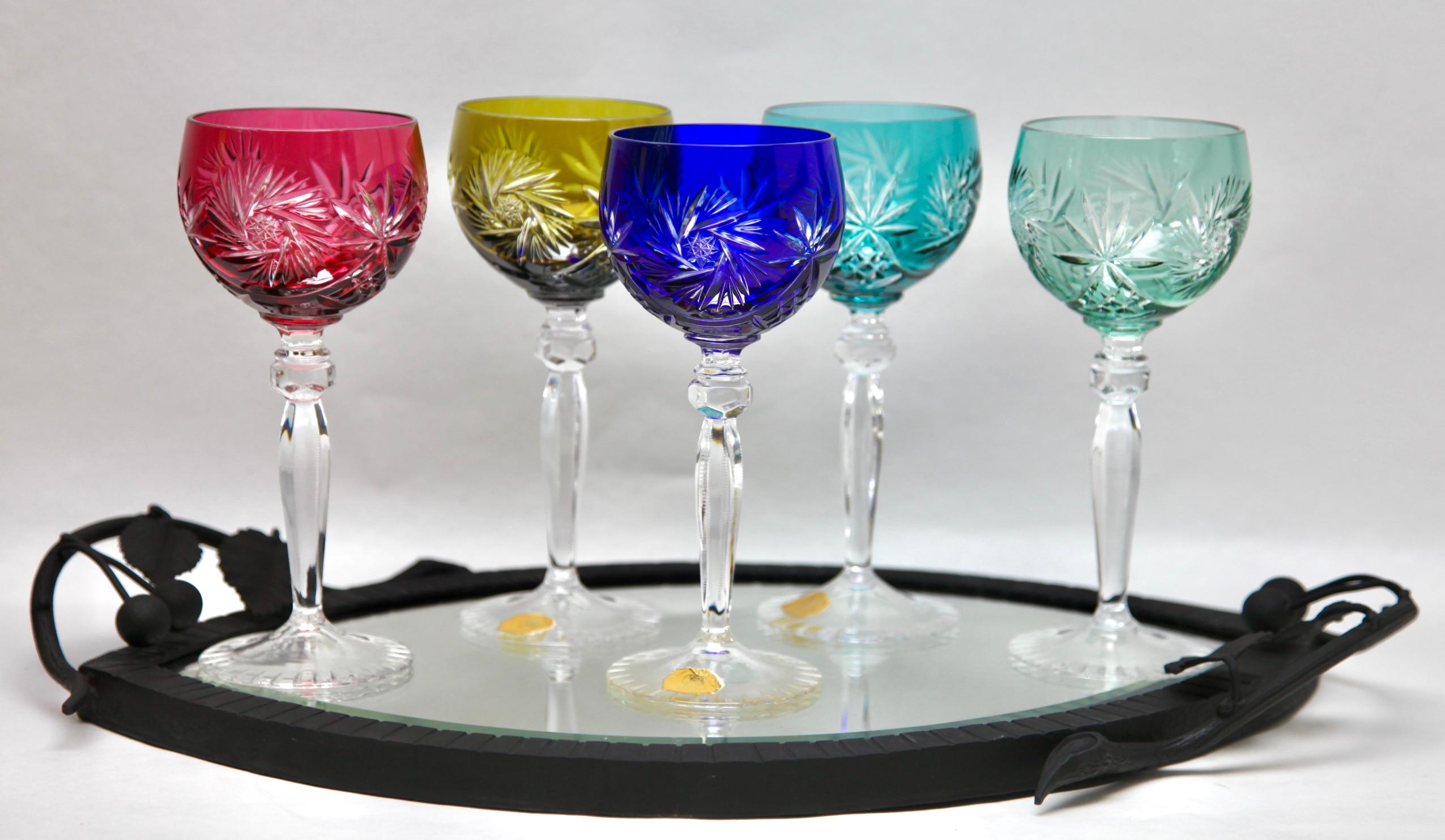 Ensemble de 5 verres à pied en cristal avec superposition de couleurs, taillés en clair et plateau en fer forgé en vente 11