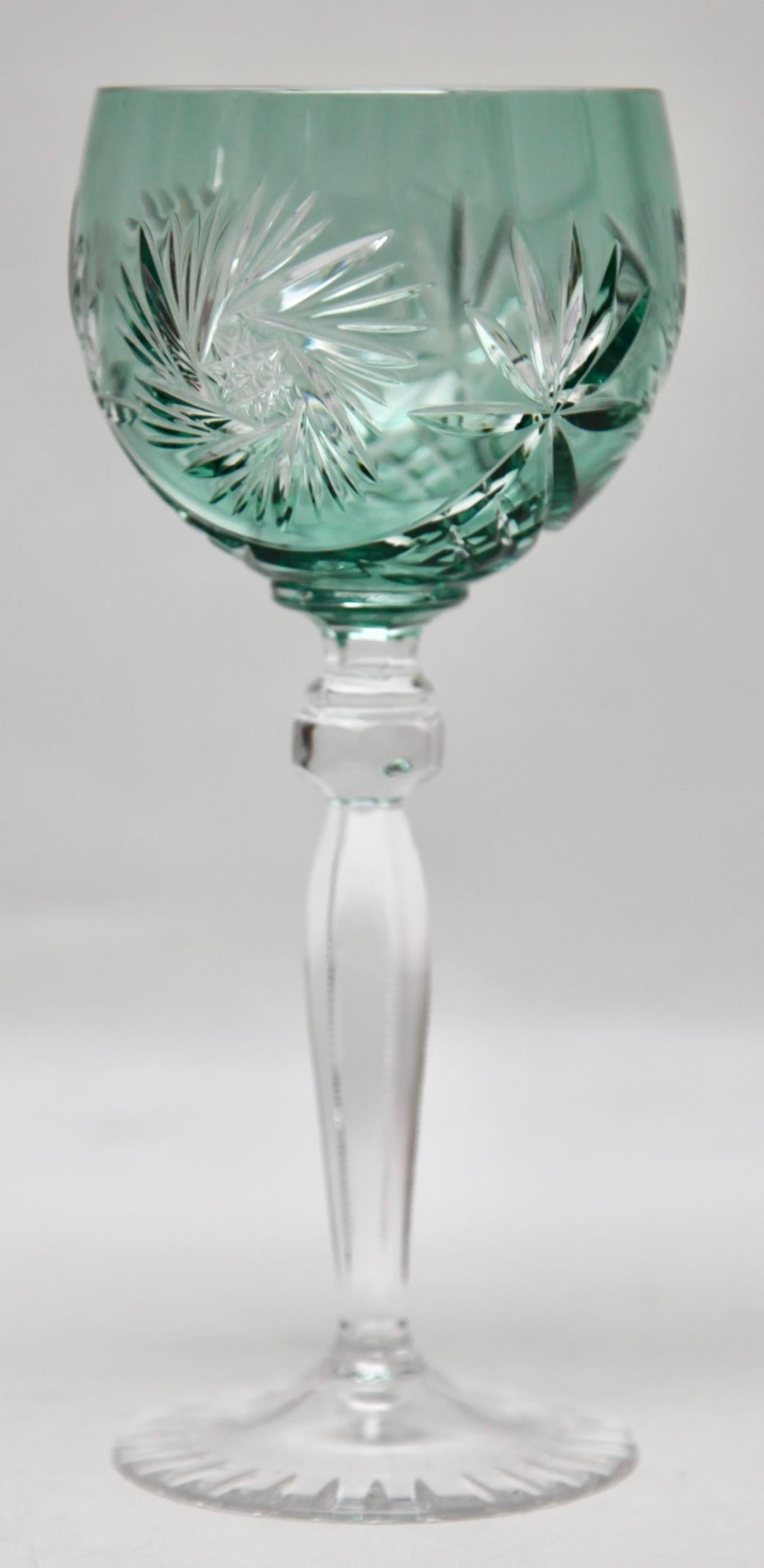 Facetté Ensemble de 5 verres à pied en cristal avec superposition de couleurs, taillés en clair et plateau en fer forgé en vente