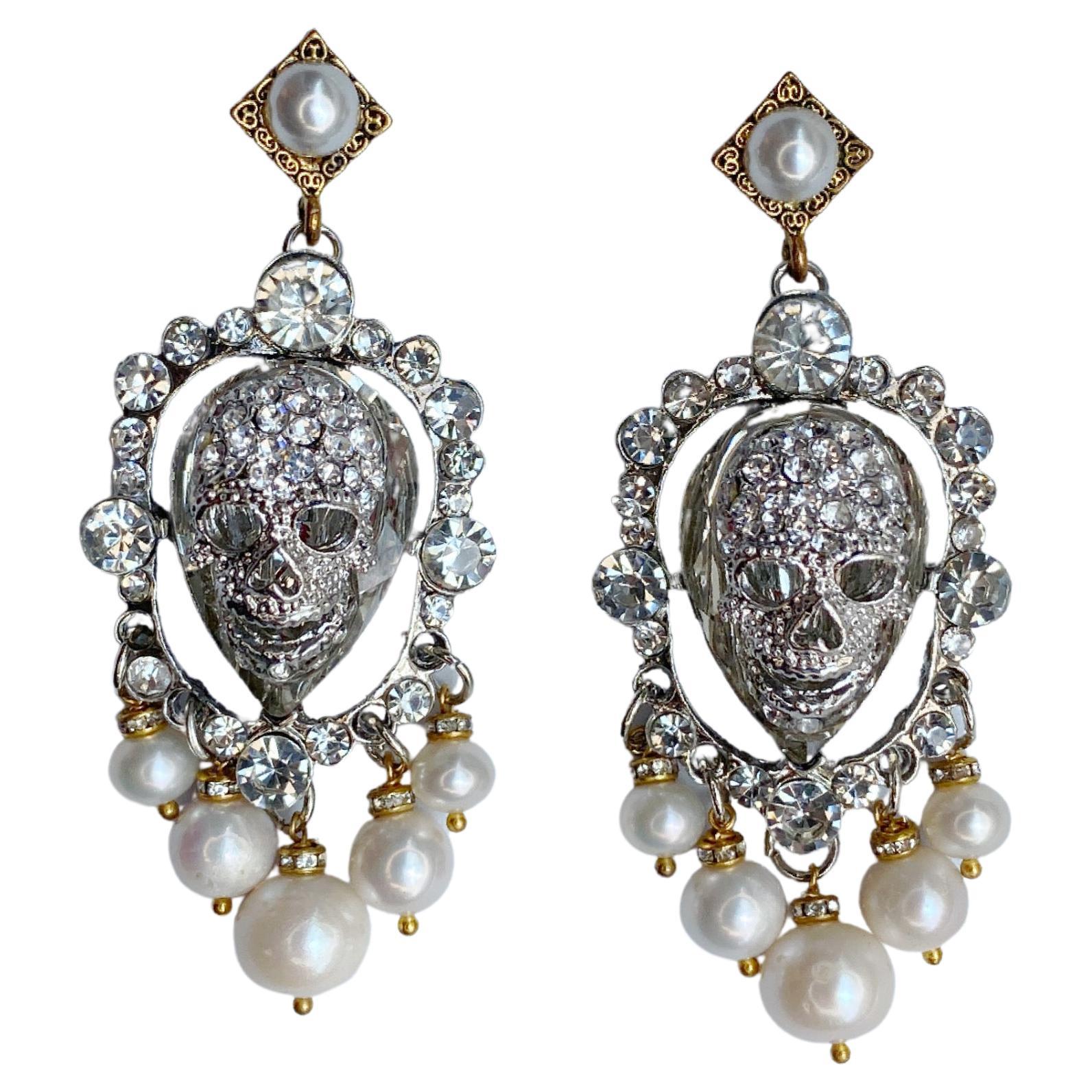 Boucles d'oreilles en forme de crâne en cristal et perles d'eau douce de Sebastian Jaramillo en vente