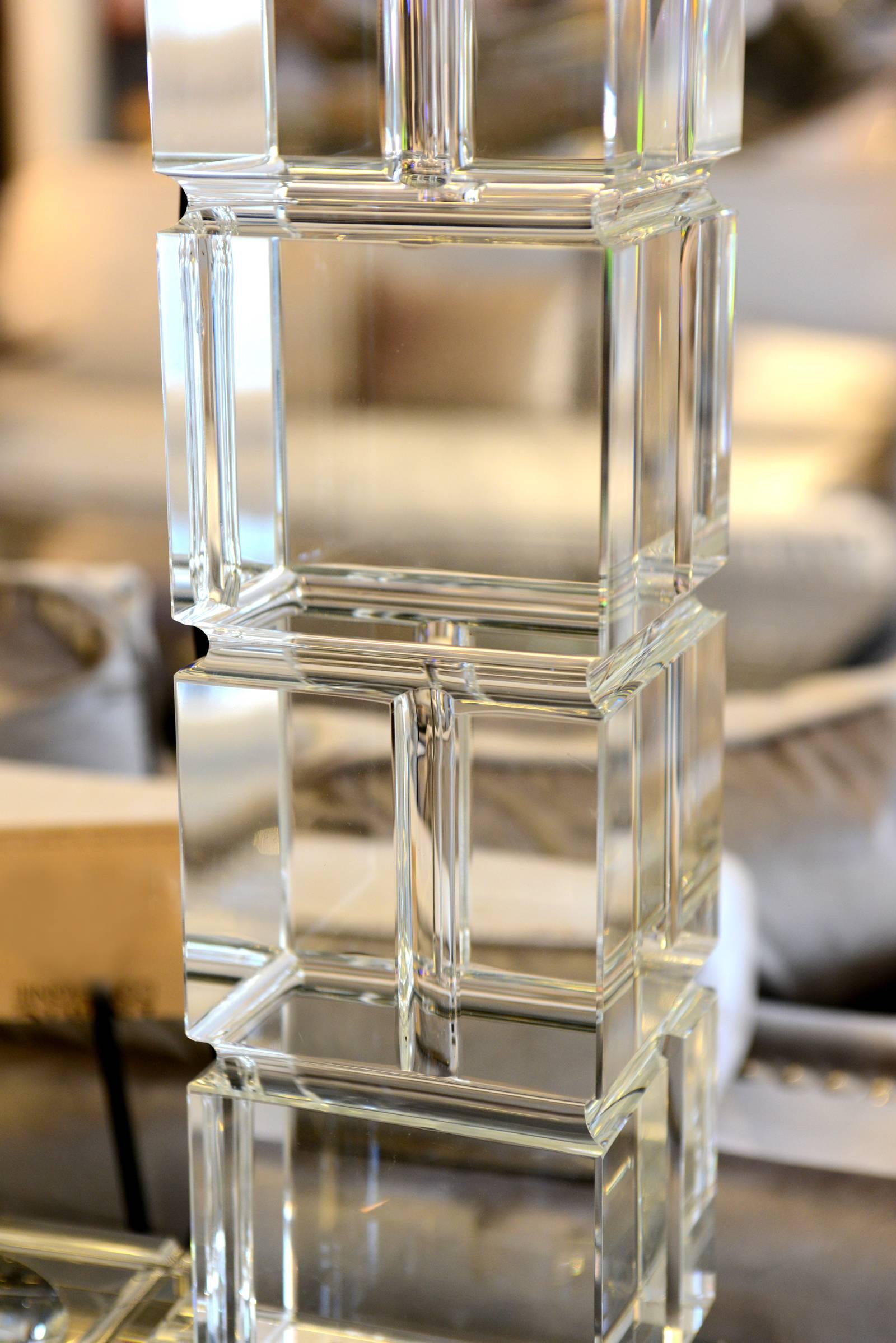 Lampe de table cristal smart avec finitions en nickel et
abat-jour noir. Avec base en cristal sculpté.
 