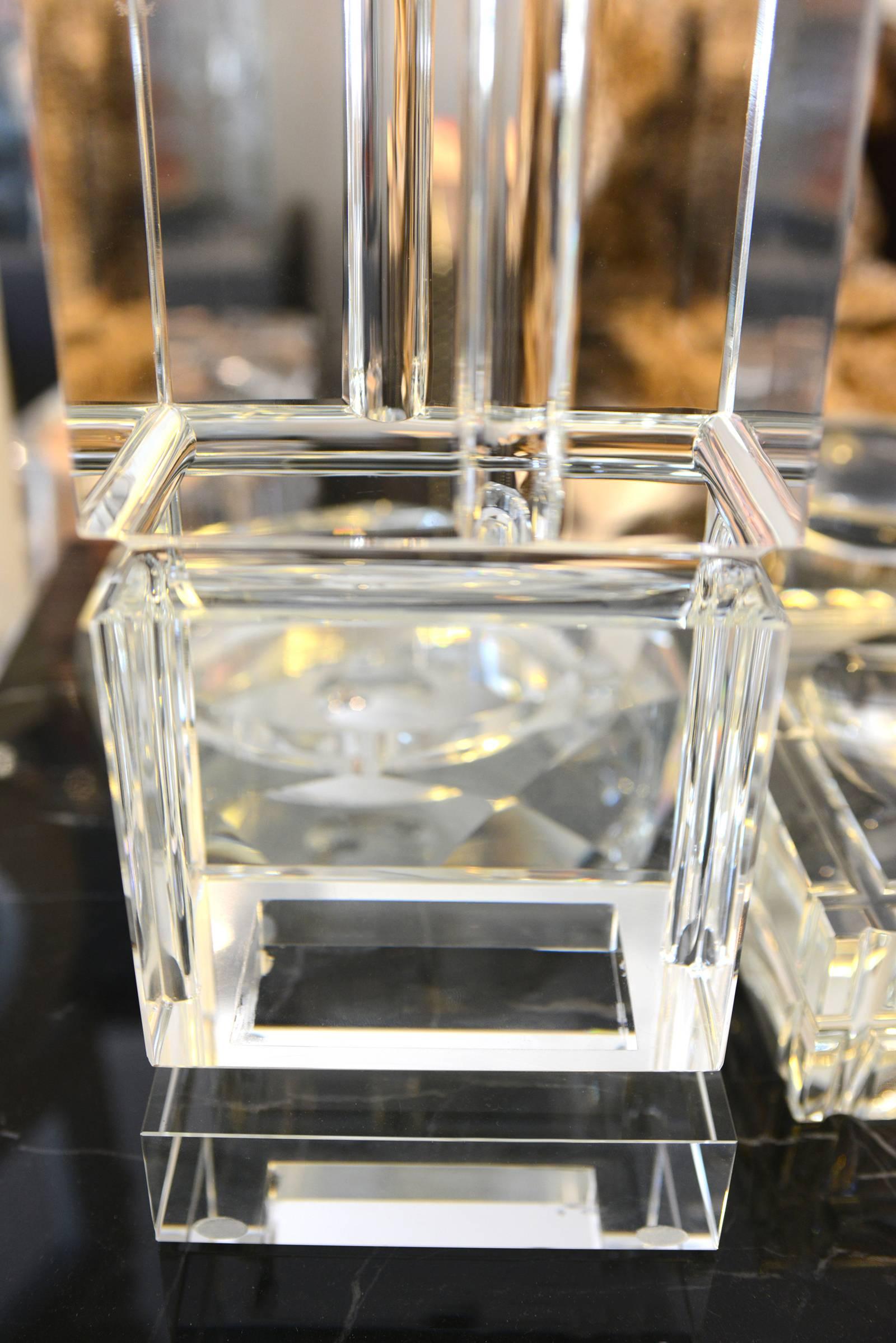 Smart-Tischlampe aus Kristallkristall, geschnitztes Kristall und schwarzer Lampenschirm im Zustand „Hervorragend“ im Angebot in Paris, FR