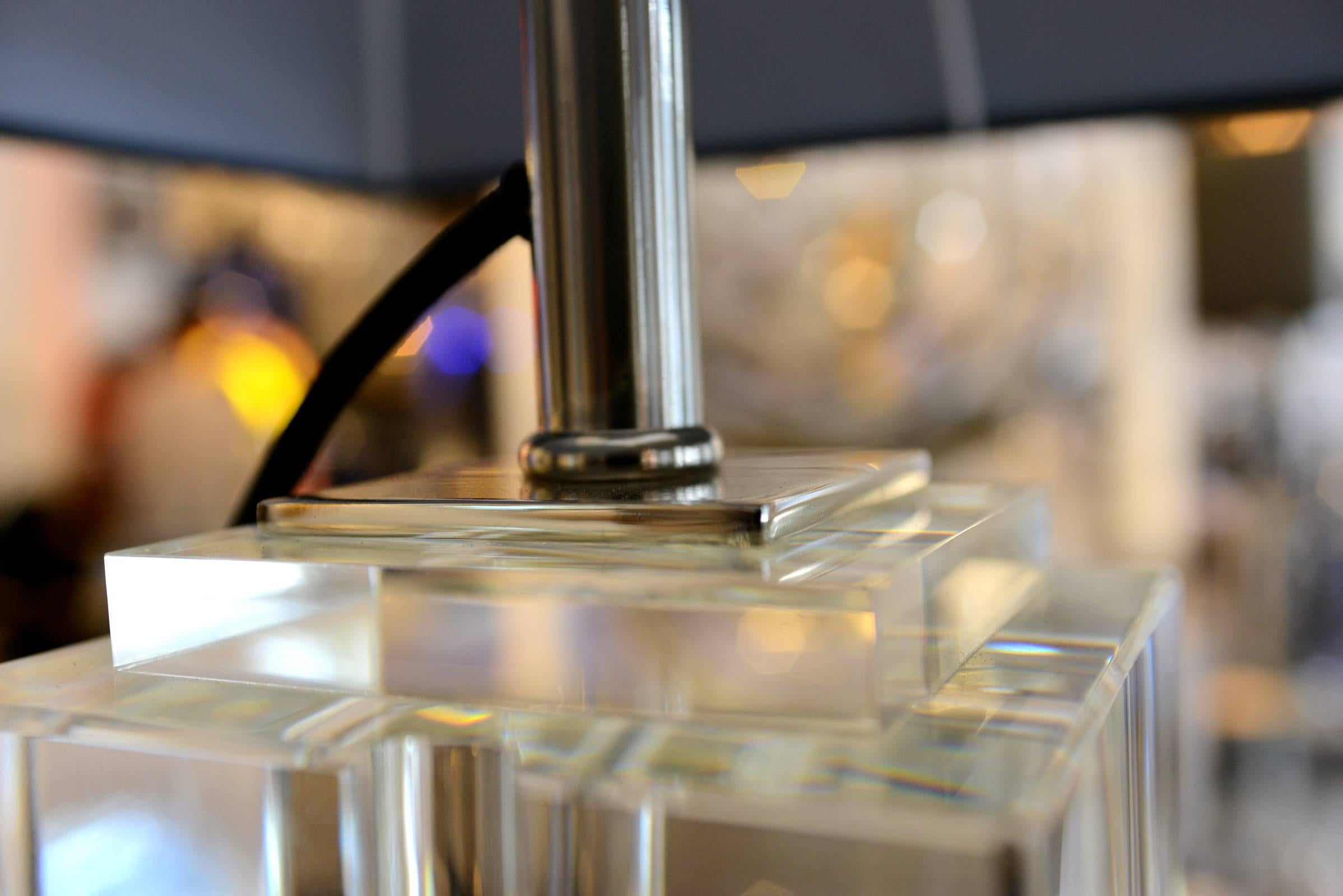 Smart-Tischlampe aus Kristallkristall, geschnitztes Kristall und schwarzer Lampenschirm (21. Jahrhundert und zeitgenössisch) im Angebot