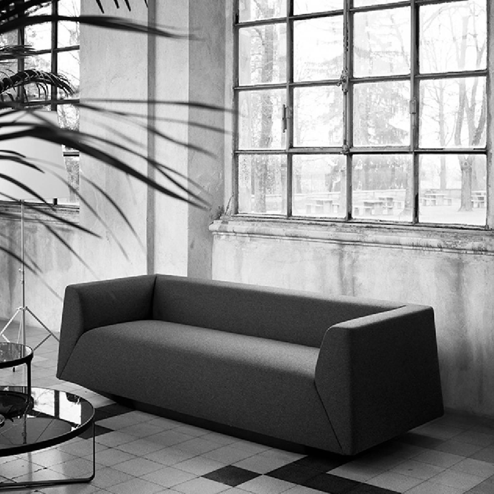 Established by Luke Pearson and Tom Lloyd in 1997, the award-winning Pearson Lloyd firm is one of the leading design studios in England. They have collaborated with Tacchini for several pieces, including this superb sofa. Distinctive for its oblique