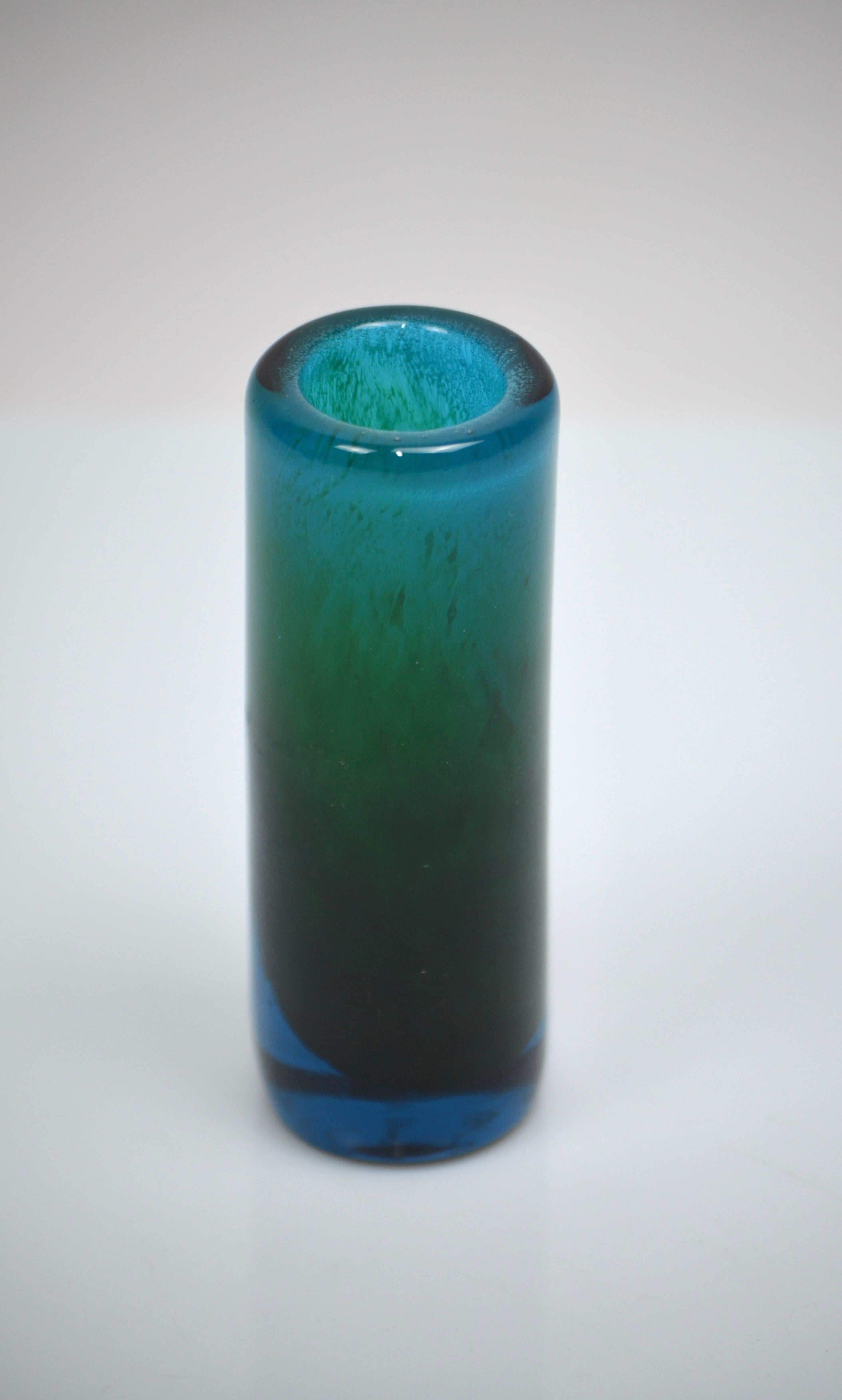Piccolo vaso/soliflore in vetro artistico di John Orwar Lake per Ekenas Glasbruk, Svezia
splendido gradiente di colori!
firmato qui sotto