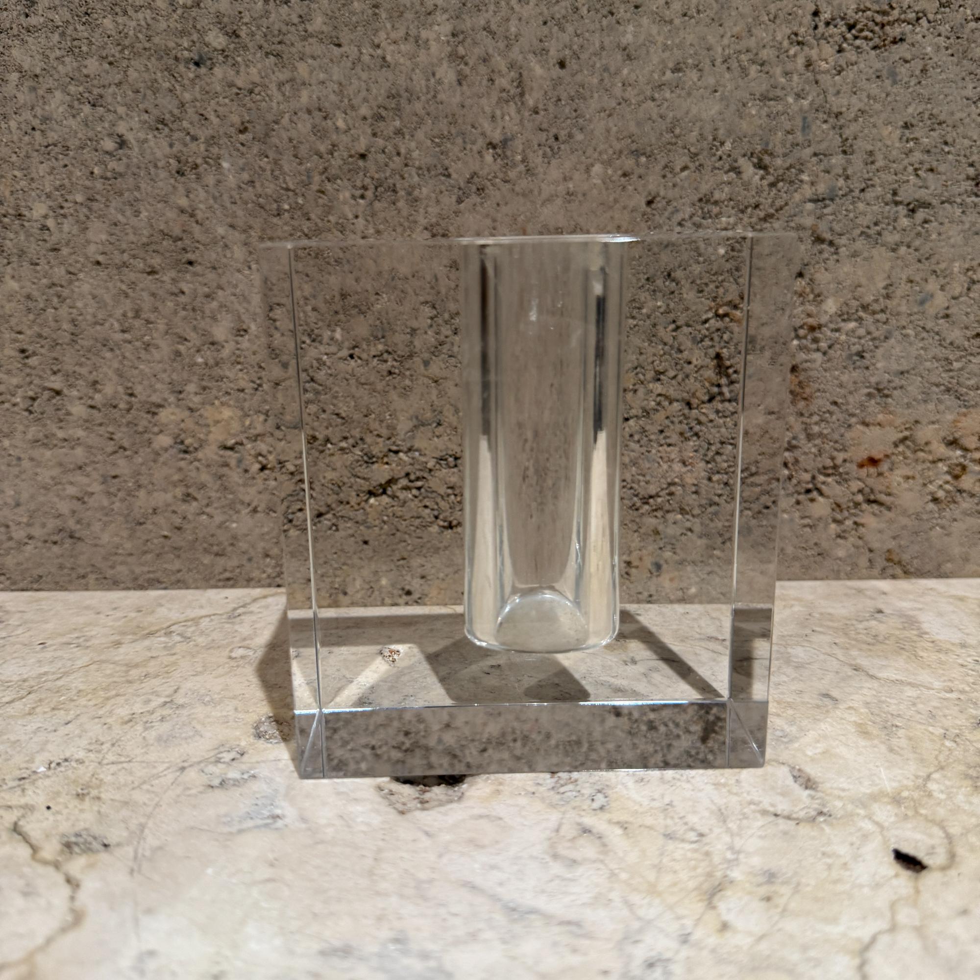 Wir bieten Ihnen eine quadratische Blumenvase aus Kristall von Tizo an.

Abmessungen: 4.25