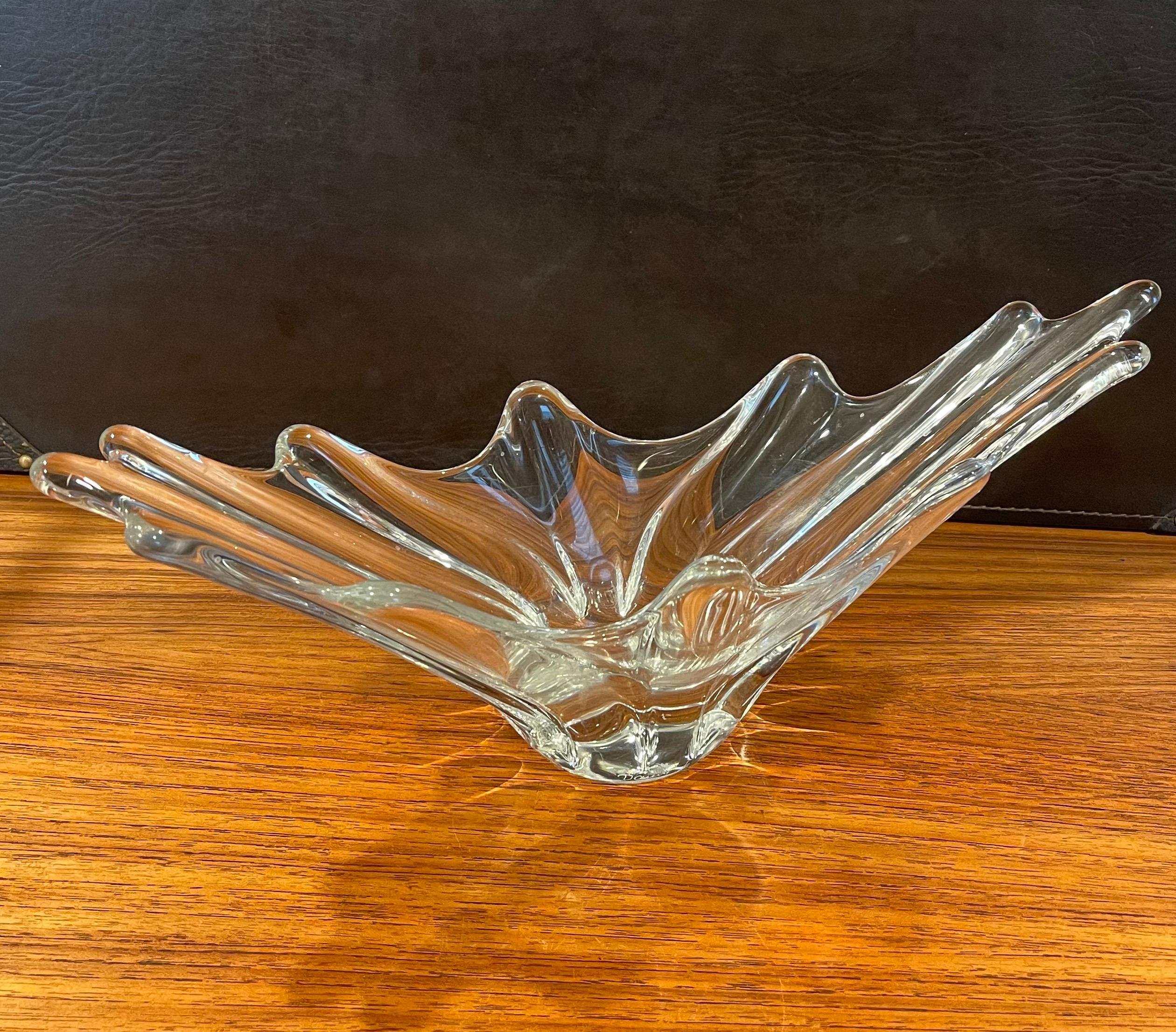 Gorgeous crystal starburst bowl by Daum, France, circa 1970s. The bowl is in very good condition and measures 13