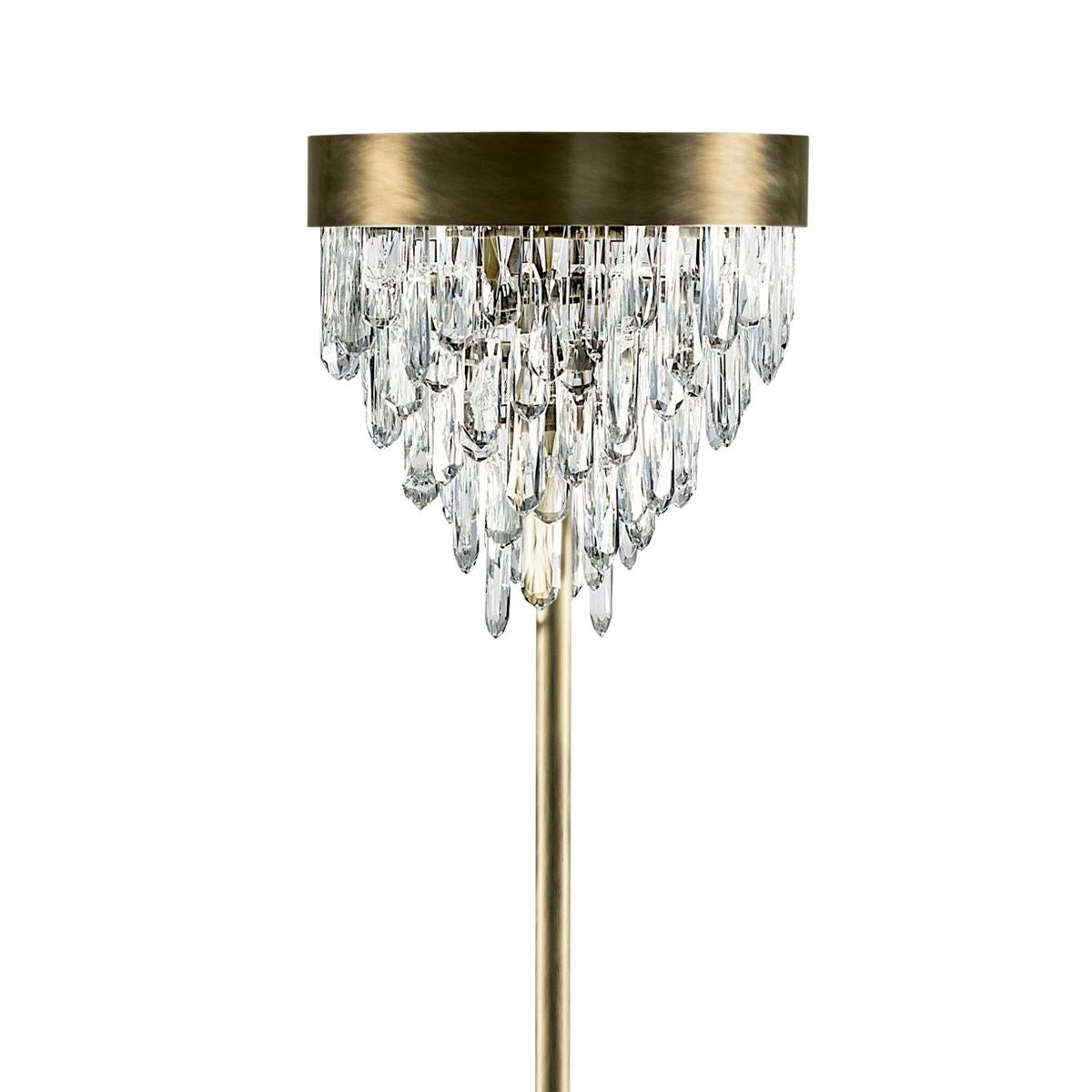 Lampadaire bâtons de cristal avec cristal de quartz sculpté
bâtons. Structure en laiton massif en finition brossée antique.
Avec une lumière LED incluse dans la structure de l'anneau.
 