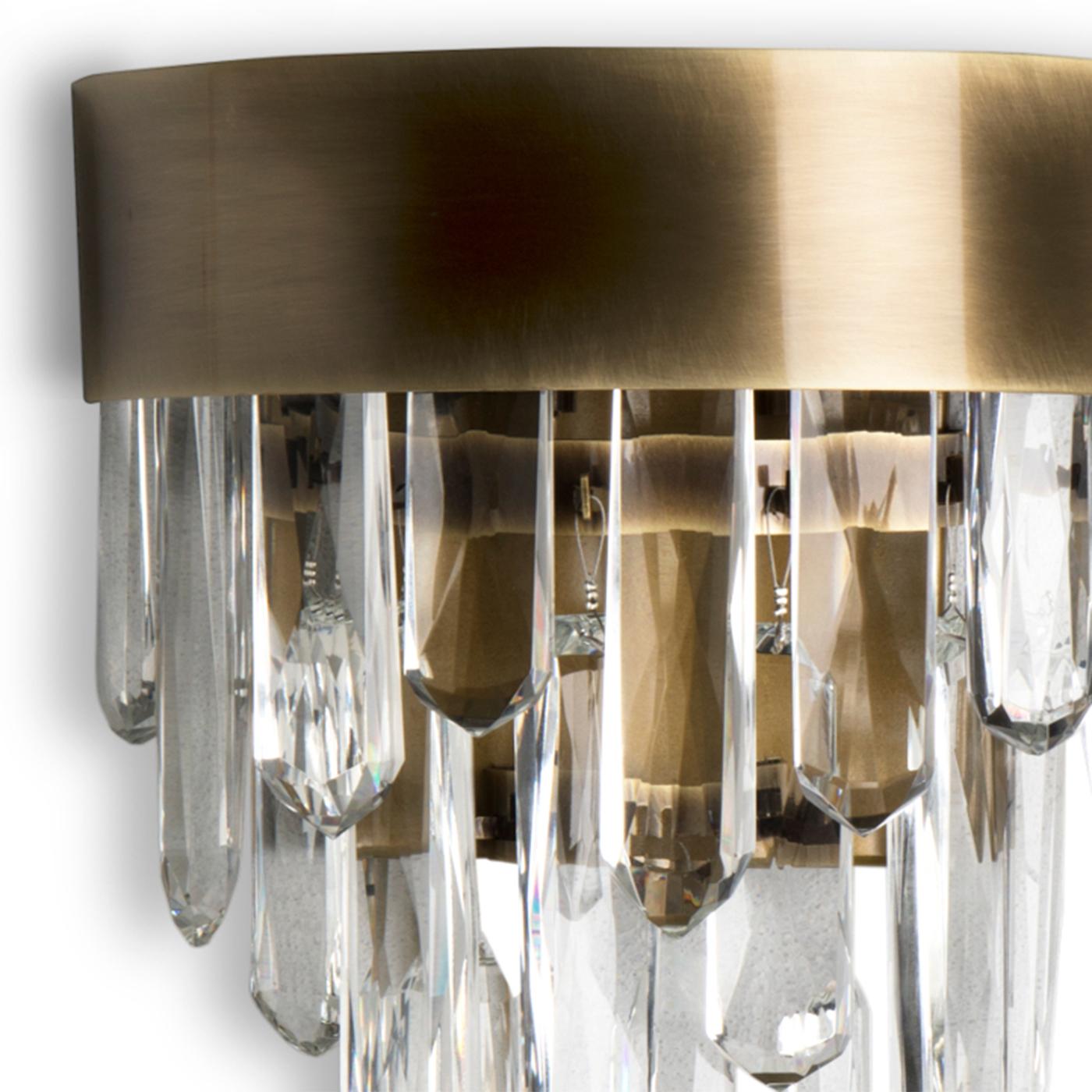 Wall lamp crystal sticks with carved quartz
crystal sticks. Structure in solid brass in antique brushed
finish. With led light inside the half ring structure.
Also available in single or triple ring crystal sticks chandelier
and crystal sticks