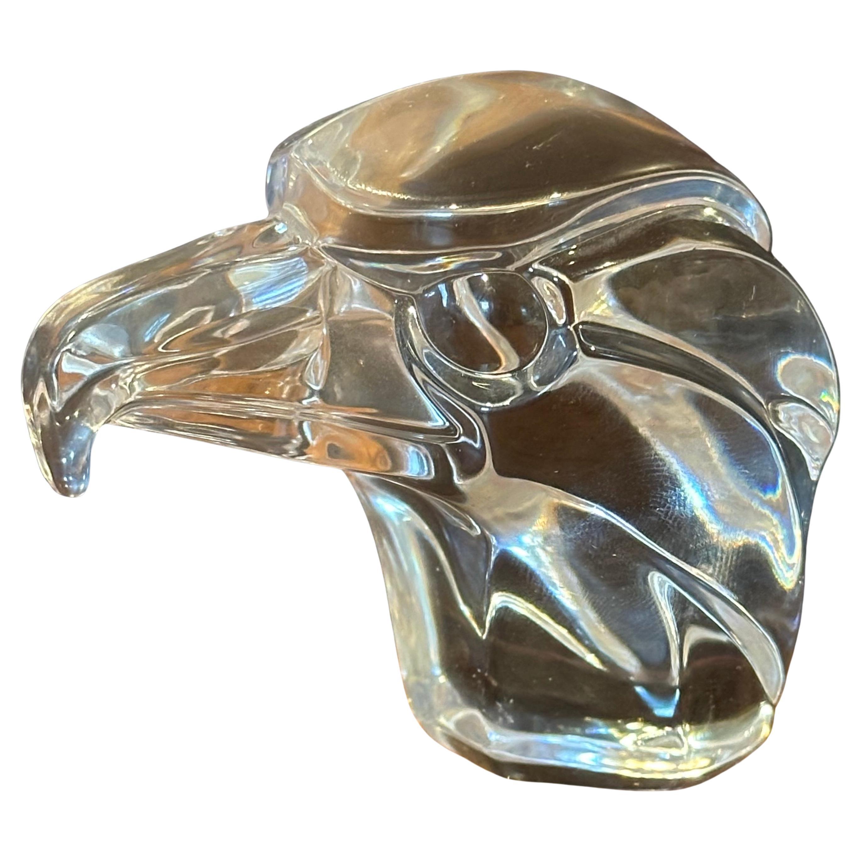 Bellissima scultura/tappetino in cristallo stilizzato con aquila calva di J.G. Durand, Francia, anni '70 circa. Il pezzo è in ottime condizioni vintage, senza scheggiature o crepe, e misura 2,25 