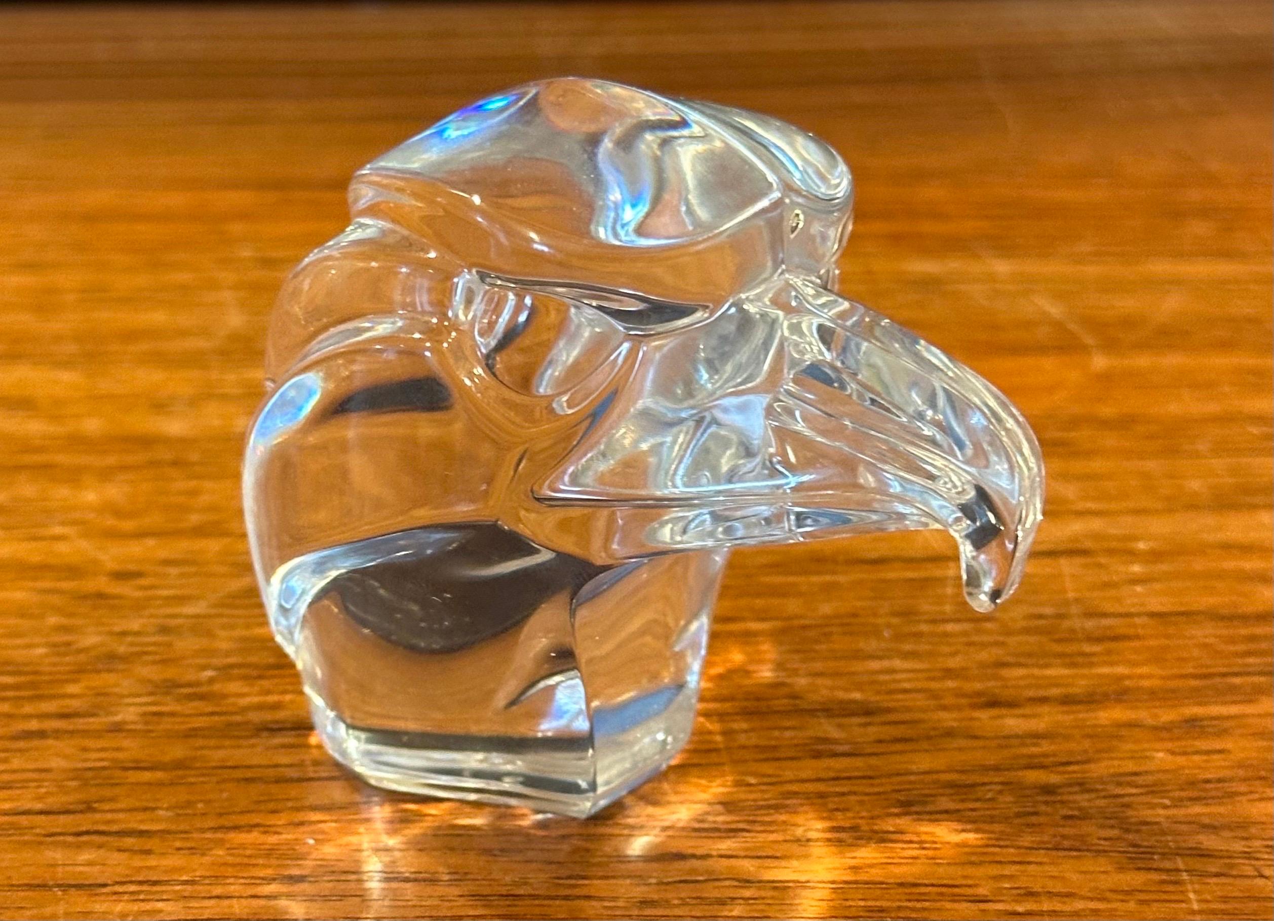 Francese Scultura di cristallo con aquila calva stilizzata / fermacarte di J. J. Durand di Francia in vendita