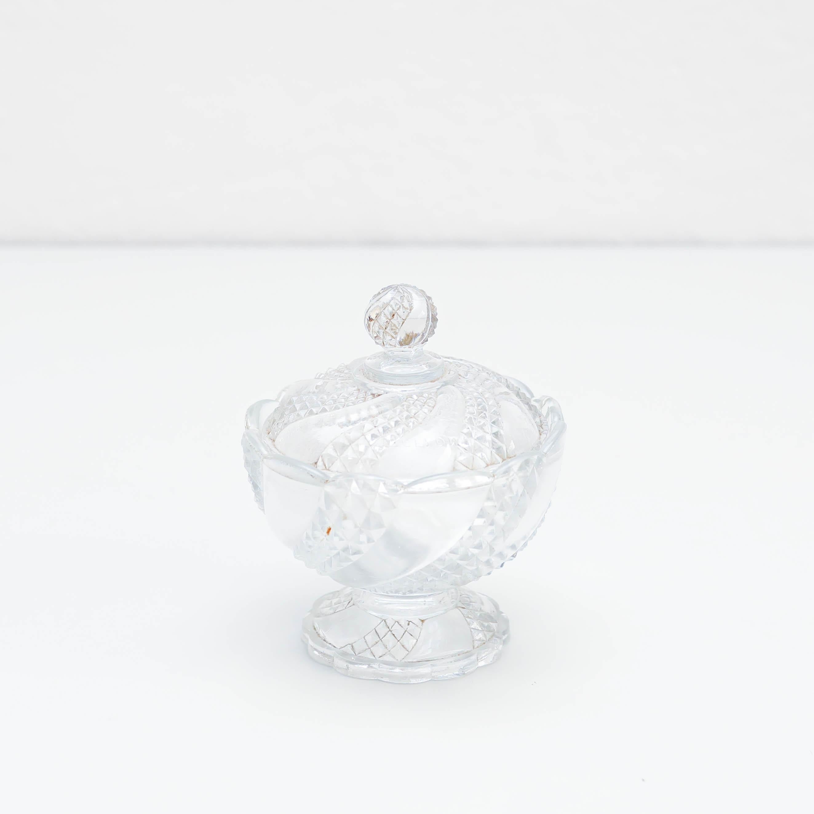 Sucrier en cristal, vers 1920
Fabriqué à Barcelone, Espagne.

En état d'origine, avec une usure correspondant à l'âge et à l'utilisation, préservant une belle patine.

Matériau :
Cristal

Dimensions :
H 15 cm x Ø 12 cm.
 