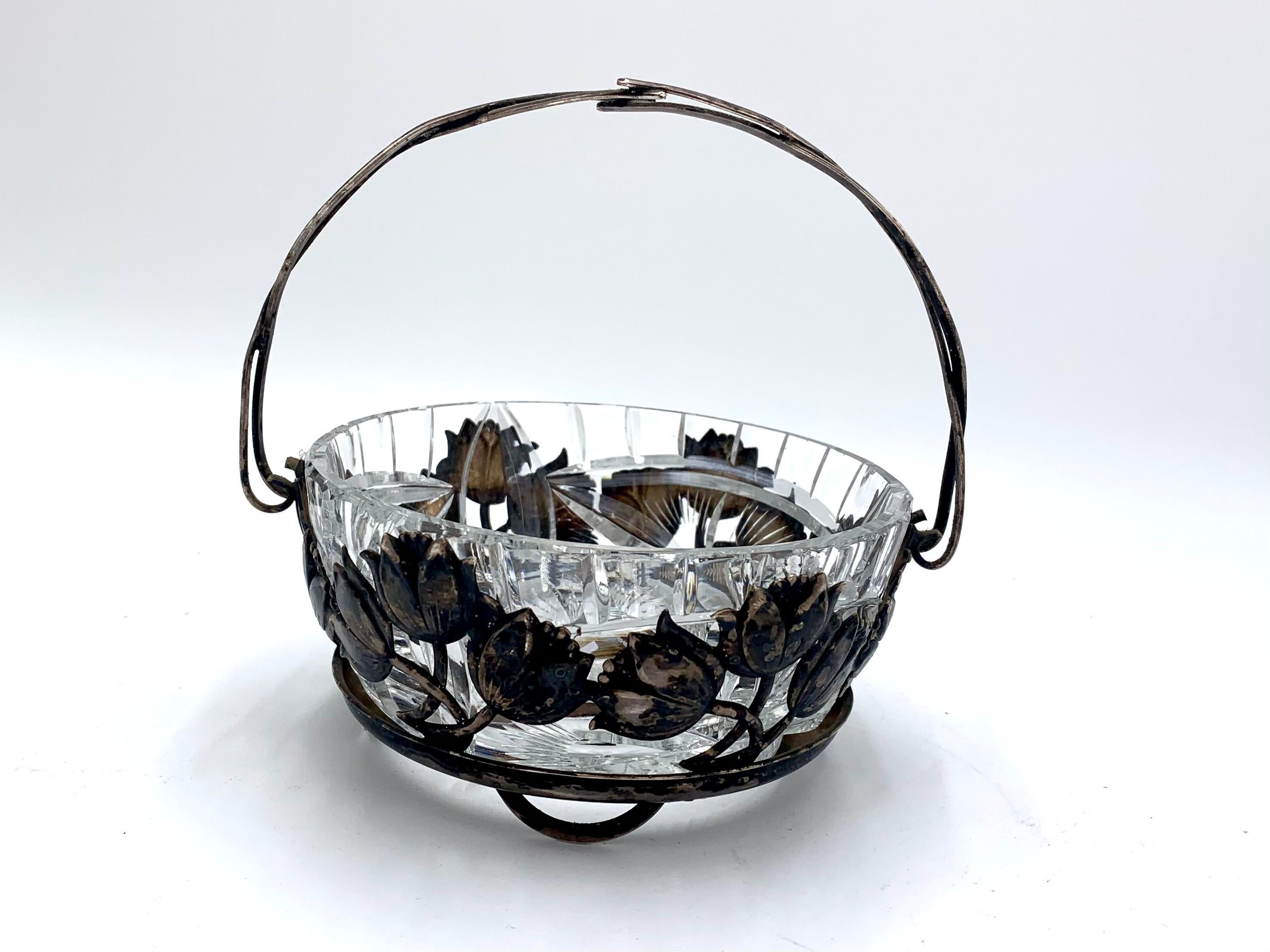 An open sugar bowl consisting of a bent flower-pattern housing and a crystal bowl.

Very good condition

Dimensions: Height 6 cm with a handle 13 cm, diameter 15 cm.