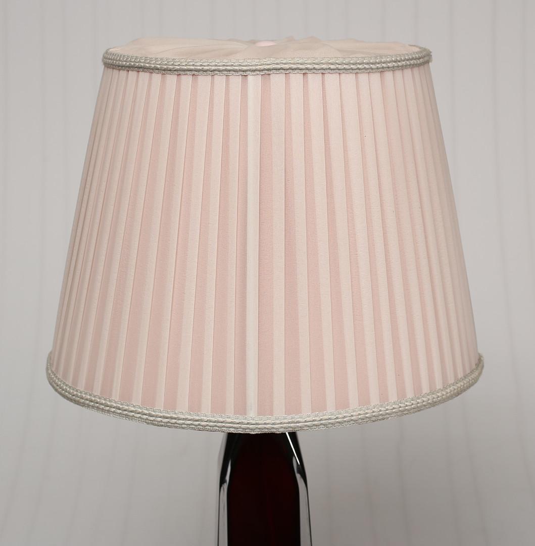 The Murano glass table lamp, created by the talented artist Carl Fagerlund for Orrefors in the 1960s, is a sublime expression of mastery in glass art. This magnificent example of design fuses the Italian tradition of Murano with the creative and