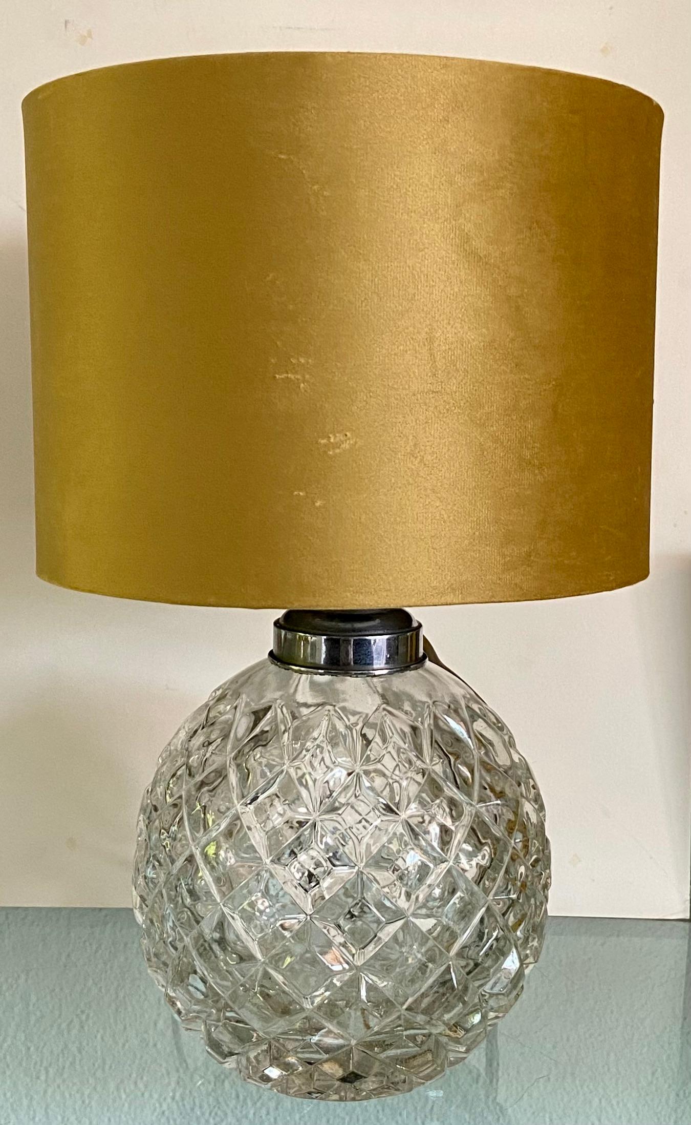 Lampe de table en cristal avec un nouvel abat-jour en velours jaune. 