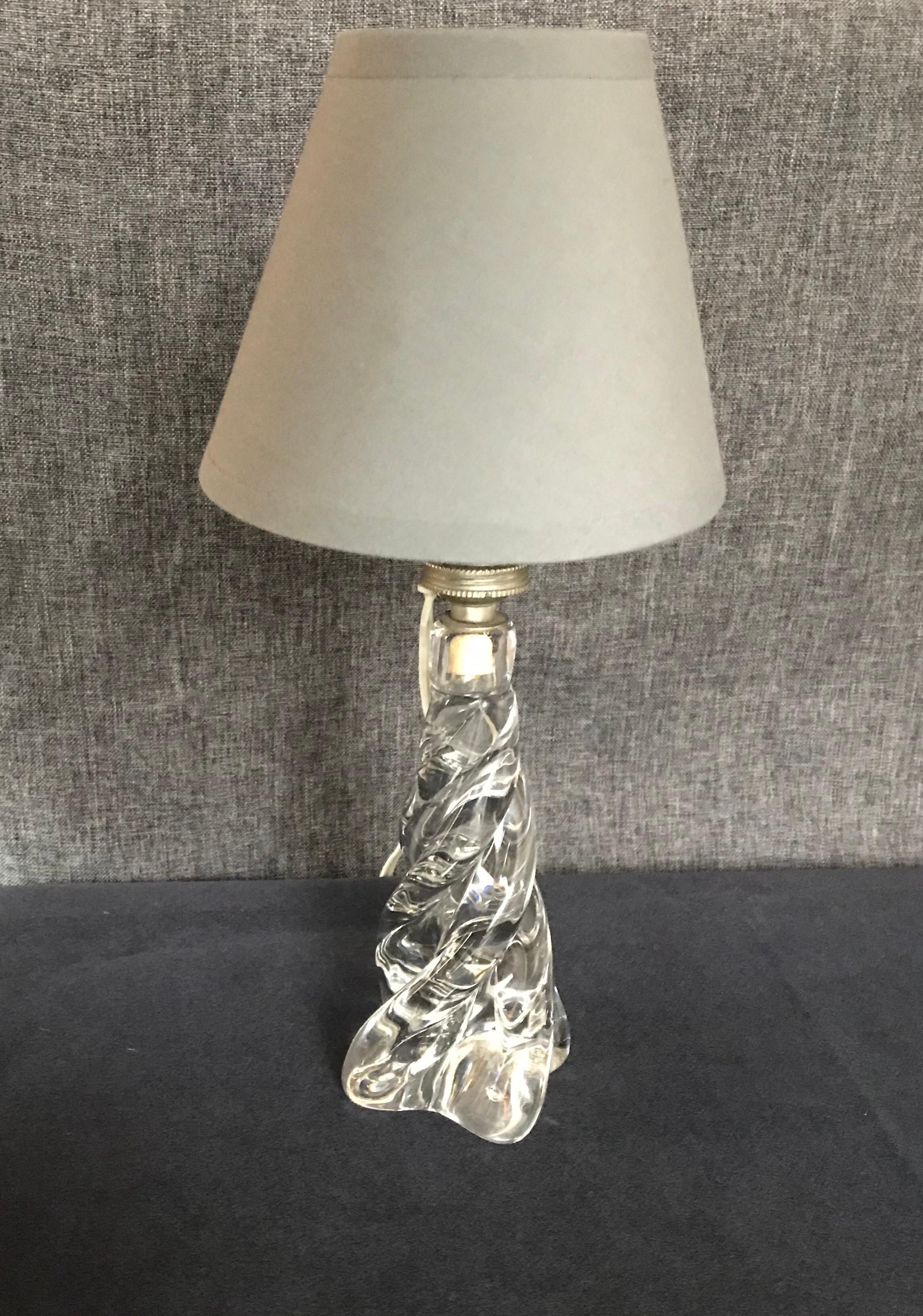 Schöne Kristall-Tischlampe mit grauem Baumwoll-Lampenschirm.
Maße: T 14 x H 30,5 cm
Ohne den Lampenschirm D 8 x H 20 cm
Lampenschirm D 14 x H 10,5 cm.
 