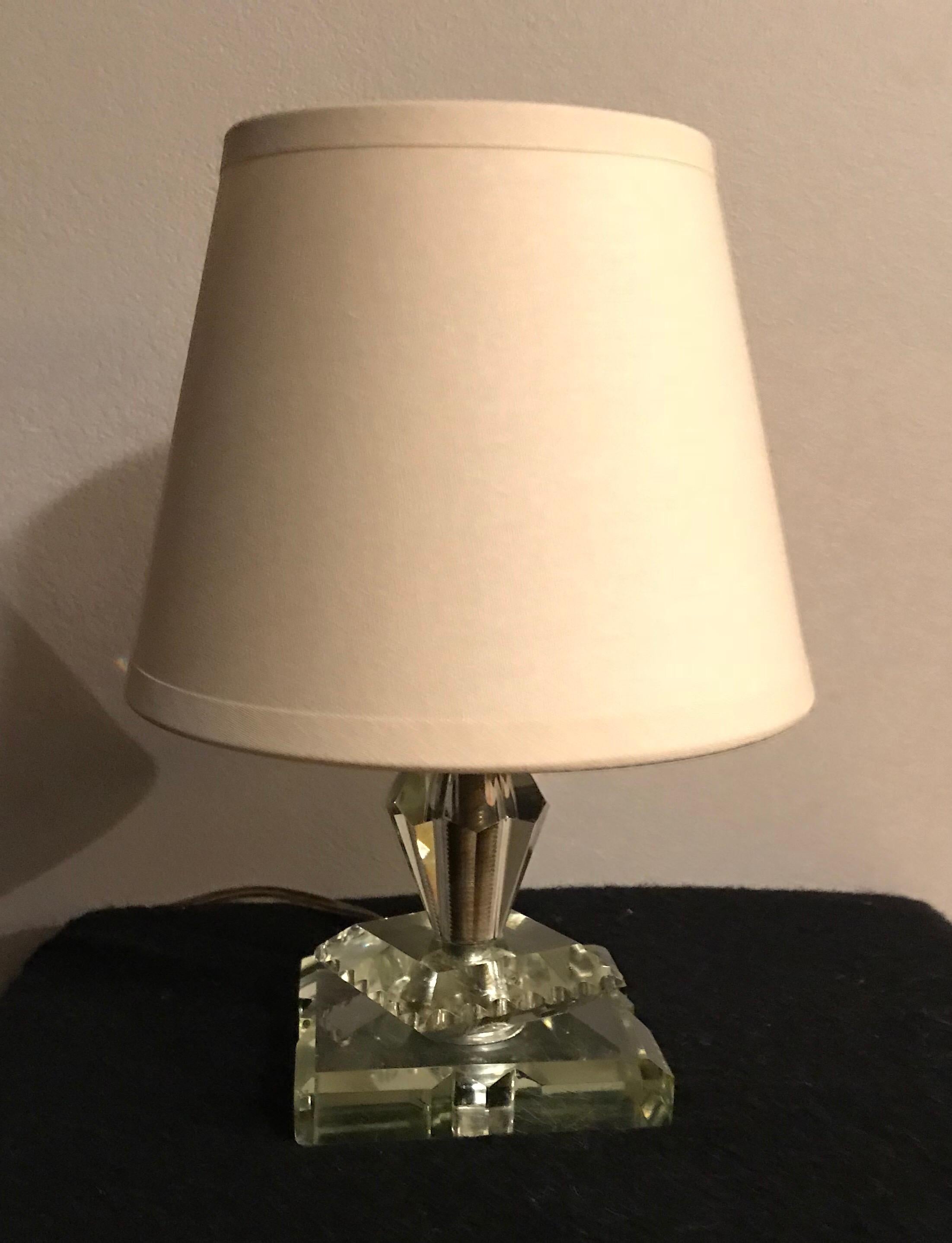 Very charming vintage table lamp in Adnet style with new cotton lampshade in a very good general condition.
Measures: H 22 cm x D 15,5 cm
Without the lampshade H 15 cm x D 8.5 cm
Base l 8.5 cm x L 8.5 cm.