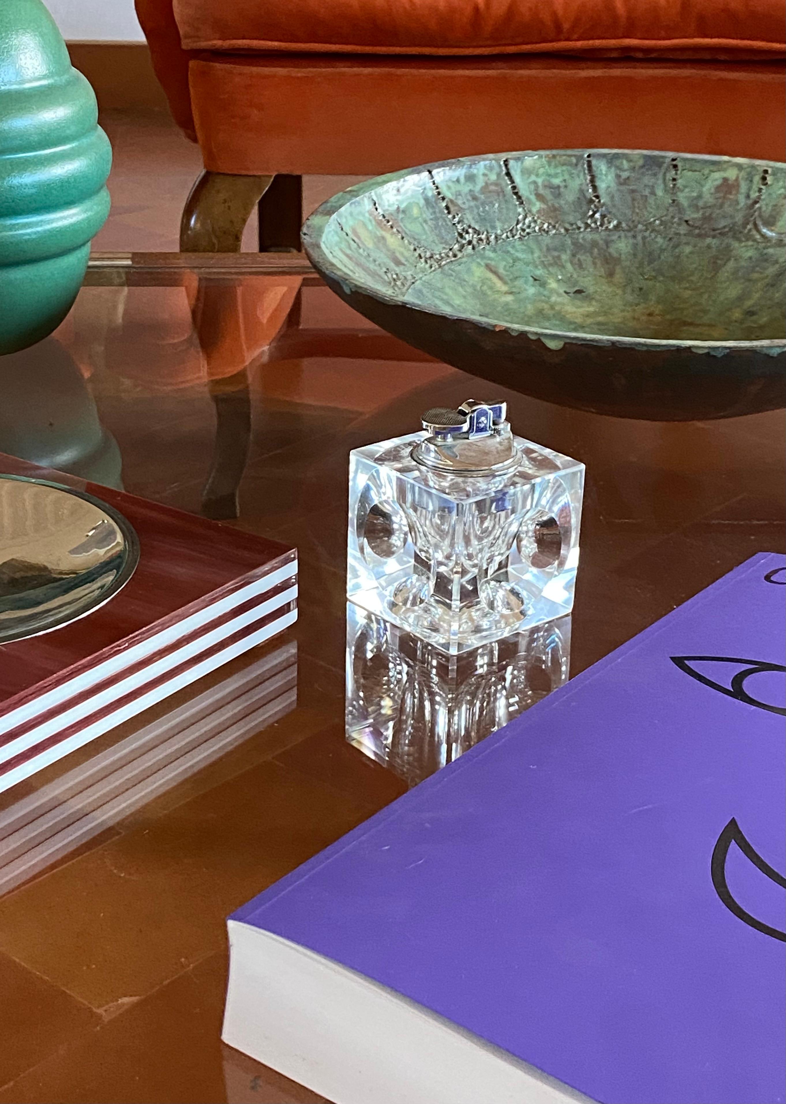 Solid crystal table lighter, 

French manufacture 1970s

H 11.5  x 7 x 7 cm

Conditions: excellent consistent with age and use. In working conditions.