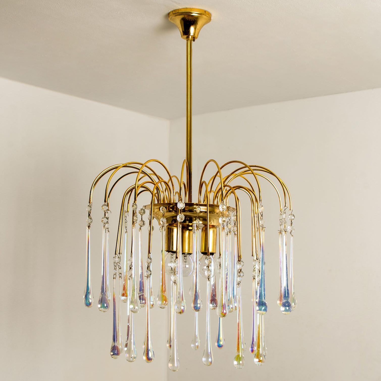 Beautiful teardrop chandelier, made of Murano glass crystals, Italy, 1950s. The chandelier has a brass frame with teardrop like crystals attached to it.

 The chandelier is adjustable in height via extending or shortening the chain.