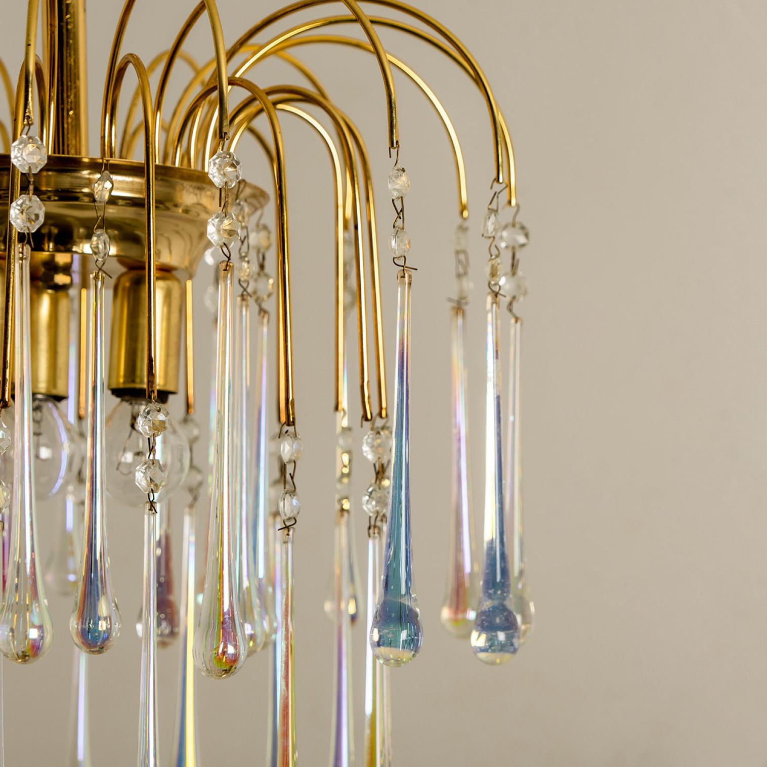 Magnifique lustre en forme de larme, en cristaux de verre de Murano, Italie, années 1950. Le lustre est composé d'une armature en laiton sur laquelle sont fixés des cristaux en forme de goutte d'eau.

 Le lustre est réglable en hauteur en allongeant