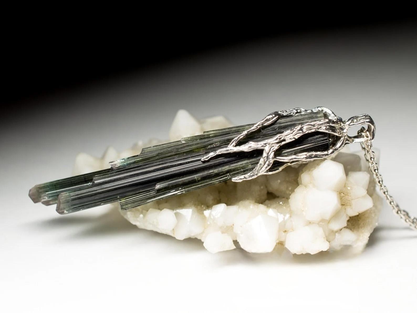 Crystal Tourmaline Silver Pendant Raw Crystal Dark Green Gemstone Vintage gift In New Condition For Sale In Berlin, DE