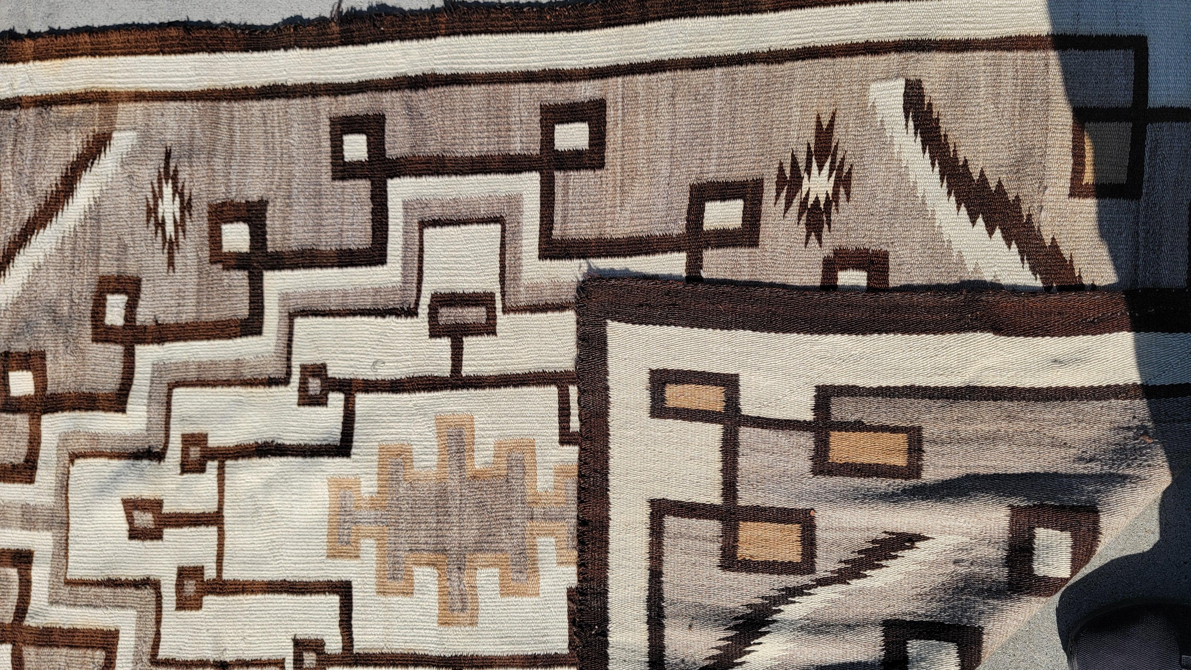 Erstaunlich handgewebt  Navajo Indianer Webteppich in sehr gutem Zustand, aus einem Privatbesitz in Santa Barbara, ein Crystal Trading Post Navajo Webteppich.