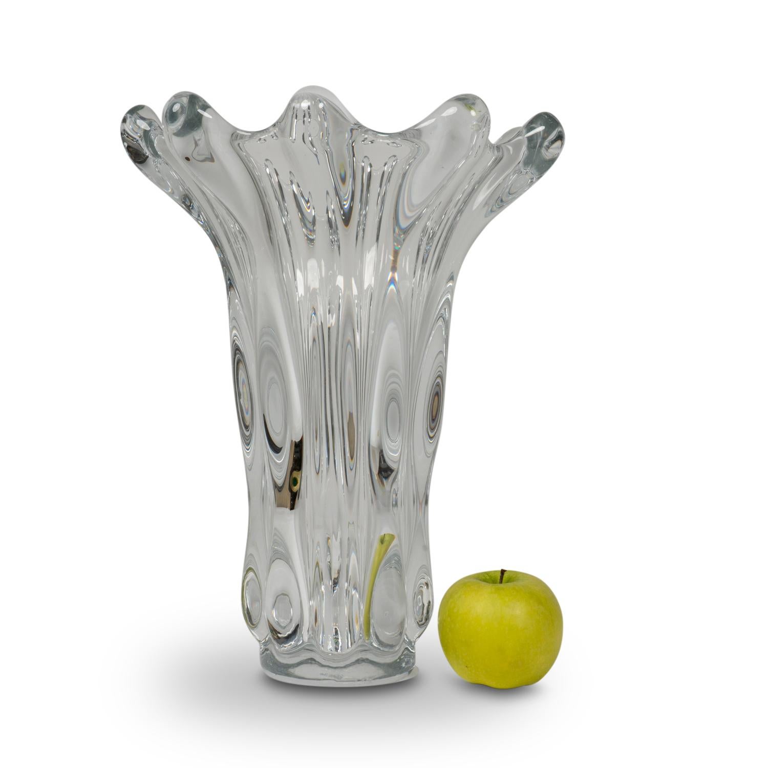 Art Vannes, signed. 
Crystal vase, hand blown, corolla-shaped. Signed under the base. 
French work realized in the 1920s. 
