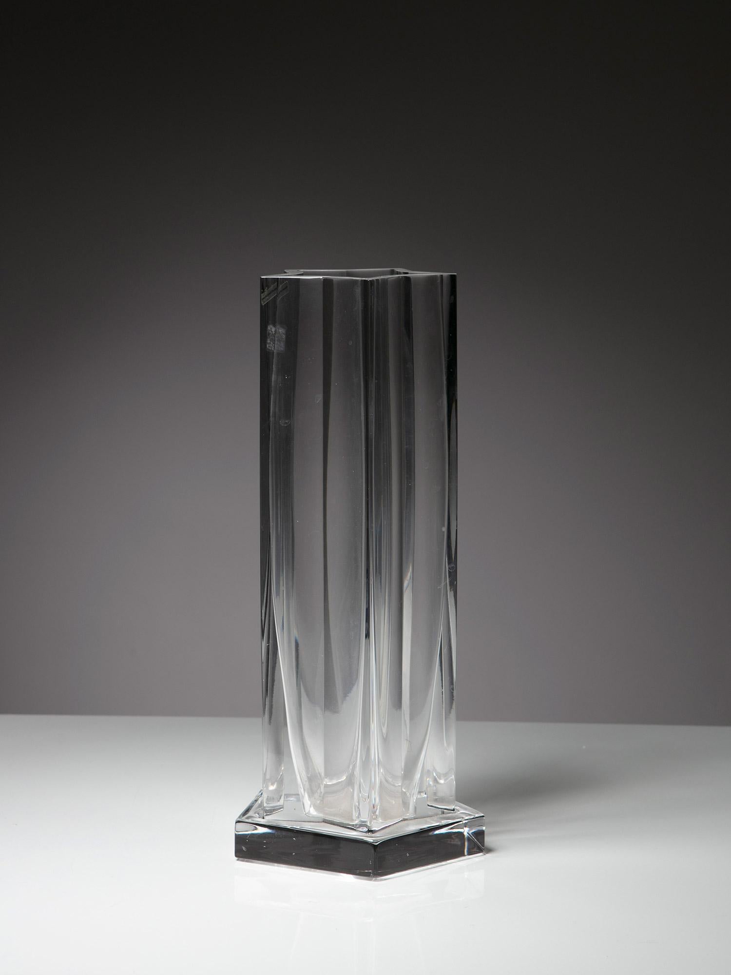 Grand vase en cristal en forme d'étoile par Ettore Sottsass pour Arnolfo di Cambio.
Pièce jamais utilisée avec les autocollants d'origine 
