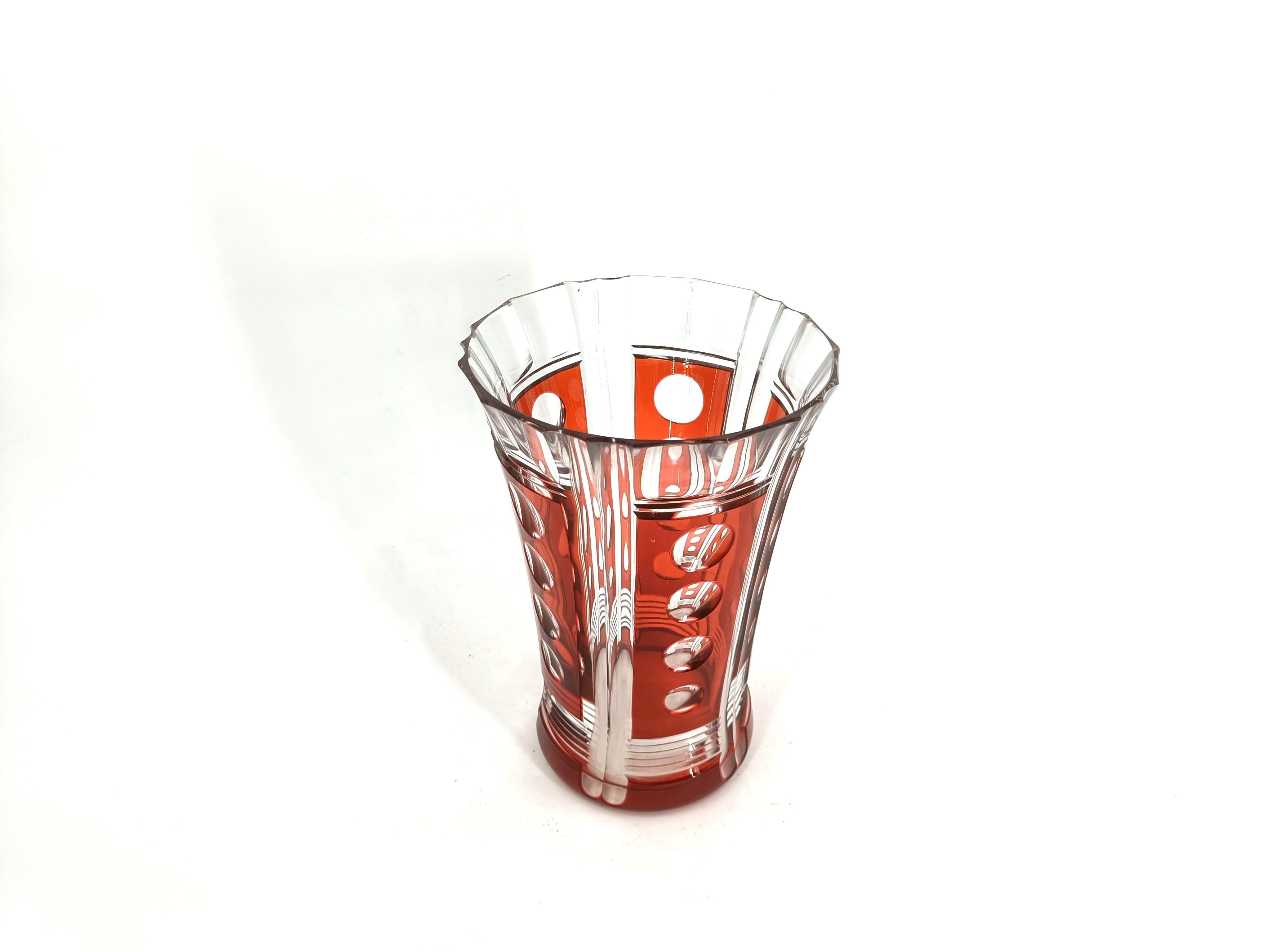 bellissimo ed elegante vaso del produttore di vetro belga Val Saint Lambert.

Un colore bellissimo.

Ottime condizioni.

Dimensioni:
Altezza: 27 cm
Diametro: 18 cm

Rif.: 241110011