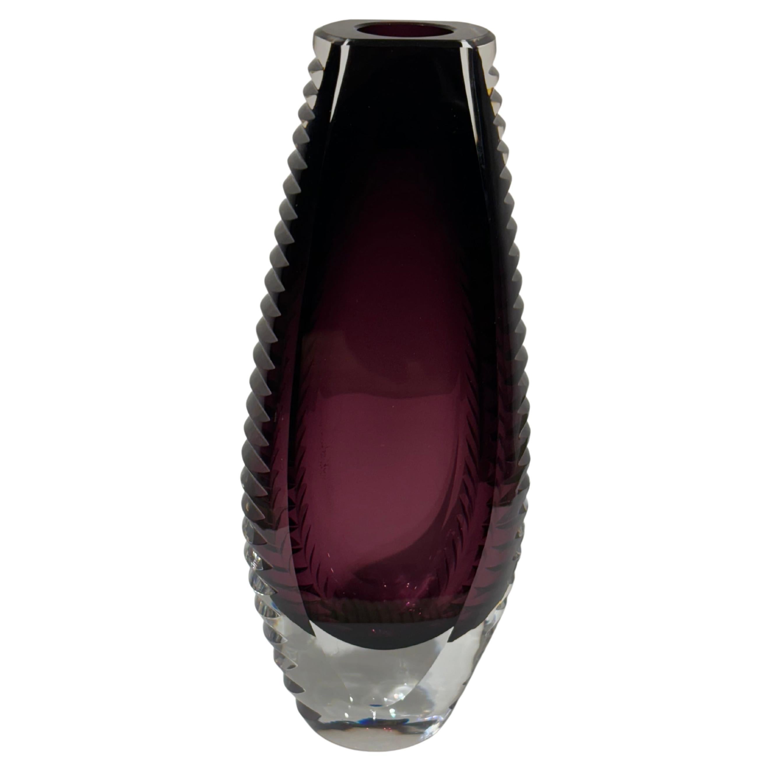 This large crystal vase displays handcut shapes on both sides.
The vibrant colour applied on the inside and the flashes of light on the cutouts make it a graphic and elegant object.
The condition is close to perfect, no defect anywhere.
Dimensions :